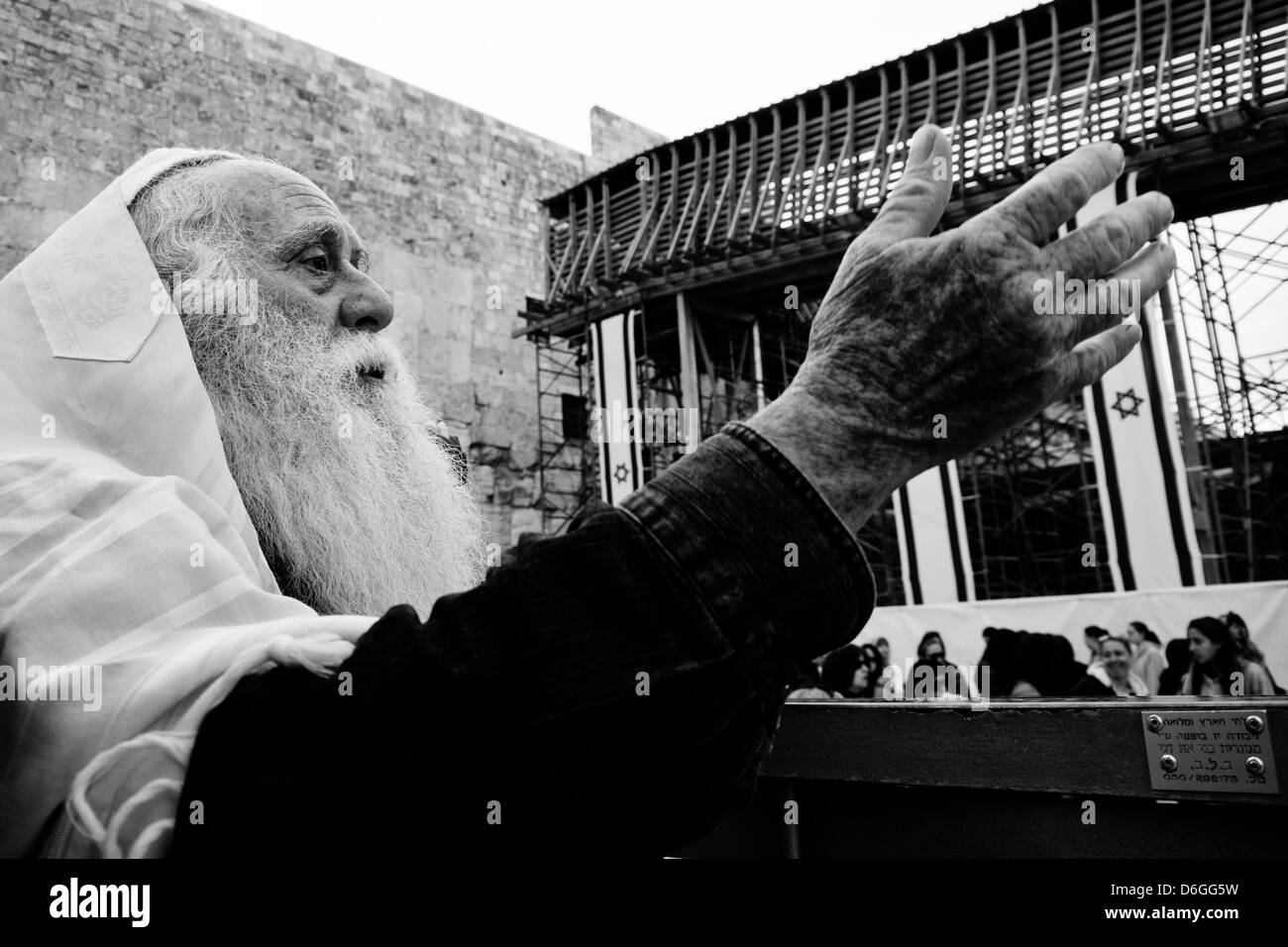 Orthodoxen jüdischen Mann protestiert die Praktiken der Frauen an der Mauer der Kotel, die Klagemauer Stockfoto