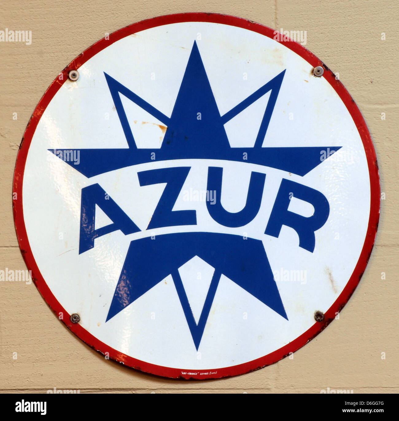 Dieses Azur Emaille-Werbeschild im den Hartog Ford Museum zeigt ein Vintage-Branding und ist ein Paradebeispiel für Werbung aus dem frühen 20. Jahrhundert. Sein farbenfrohes Design und die langlebige Emailkonstruktion machen ihn zu einem wertvollen Sammlerstück der Automobilgeschichte. Stockfoto