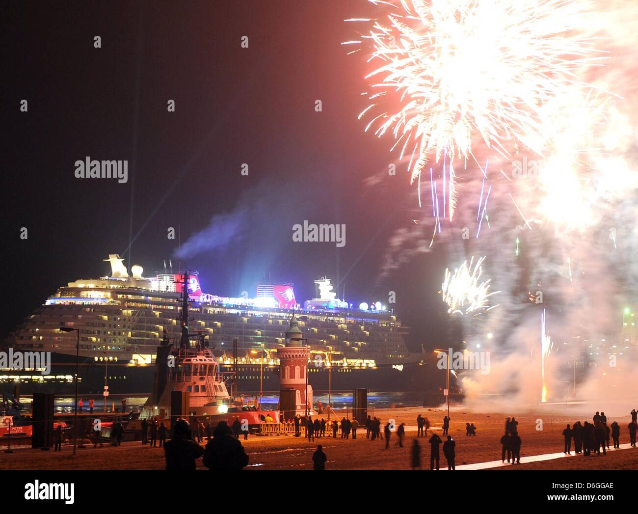 Das neue Kreuzfahrtschiff "Disney Fantasy", erbaut im Meyer Werften in Papenburg, Deutschland, steigt aus dem Columbus-Pier mit Feuerwerk in Bremerhaven, Deutschland, 16. Februar 2012. Die 340 Meter lange war Kreuzfahrtschiff Disney Cruise Line am 09 Februar übergeben und fuhr nach Florida. Foto: Ingo Wagner Stockfoto