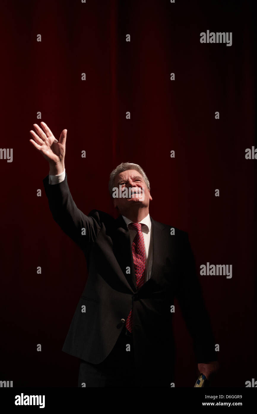 Ehemaligen DDR Menschenrechtsaktivist und langjähriger Leiter der erste Bundesbeauftragte für die Stasi Archive Joachim Gauck liest aus seinen Memoiren am Stadttheater in Koblenz, Deutschland, 17. Februar 2012. Herr Gauck ist weithin als ein möglicher Kandidat für das Amt des Bundespräsidenten, da der derzeitige Präsident, Christian Wulff seinen Rücktritt angekündigt. Foto: Thomas Frey Stockfoto