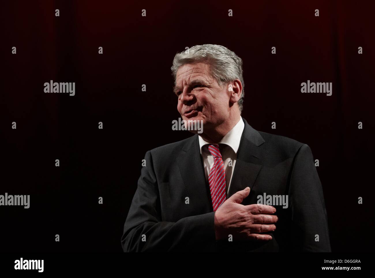 Ehemaligen DDR Menschenrechtsaktivist und langjähriger Leiter der erste Bundesbeauftragte für die Stasi Archive Joachim Gauck liest aus seinen Memoiren am Stadttheater in Koblenz, Deutschland, 17. Februar 2012. Herr Gauck ist weithin als ein möglicher Kandidat für das Amt des Bundespräsidenten, da der derzeitige Präsident, Christian Wulff seinen Rücktritt angekündigt. Foto: Thomas Frey Stockfoto