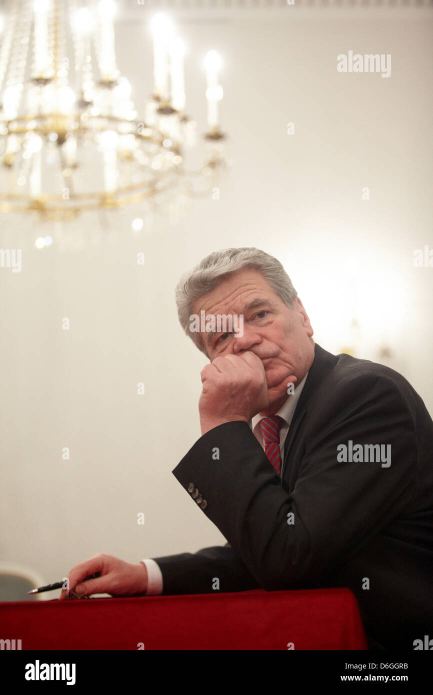 Ehemaligen DDR Menschenrechte Aktivisten und langjähriger Leiter der erste Bundesbeauftragte für die Stasi Archive Joachim Gauck gibt ein Interview nach Lesung aus seinen Memoiren am Stadttheater in Koblenz, Deutschland, 17. Februar 2012. Herr Gauck ist weithin als ein möglicher Kandidat für das Amt des Bundespräsidenten, da der derzeitige Präsident, Christian Wulff, seine Resig angekündigt Stockfoto