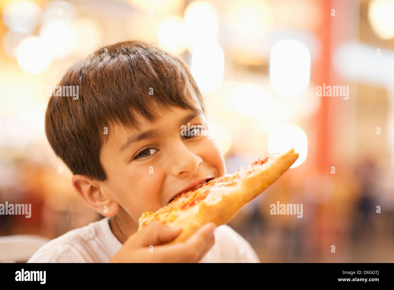 Gemischte Rassen junge Pizza im Restaurant Essen Stockfoto