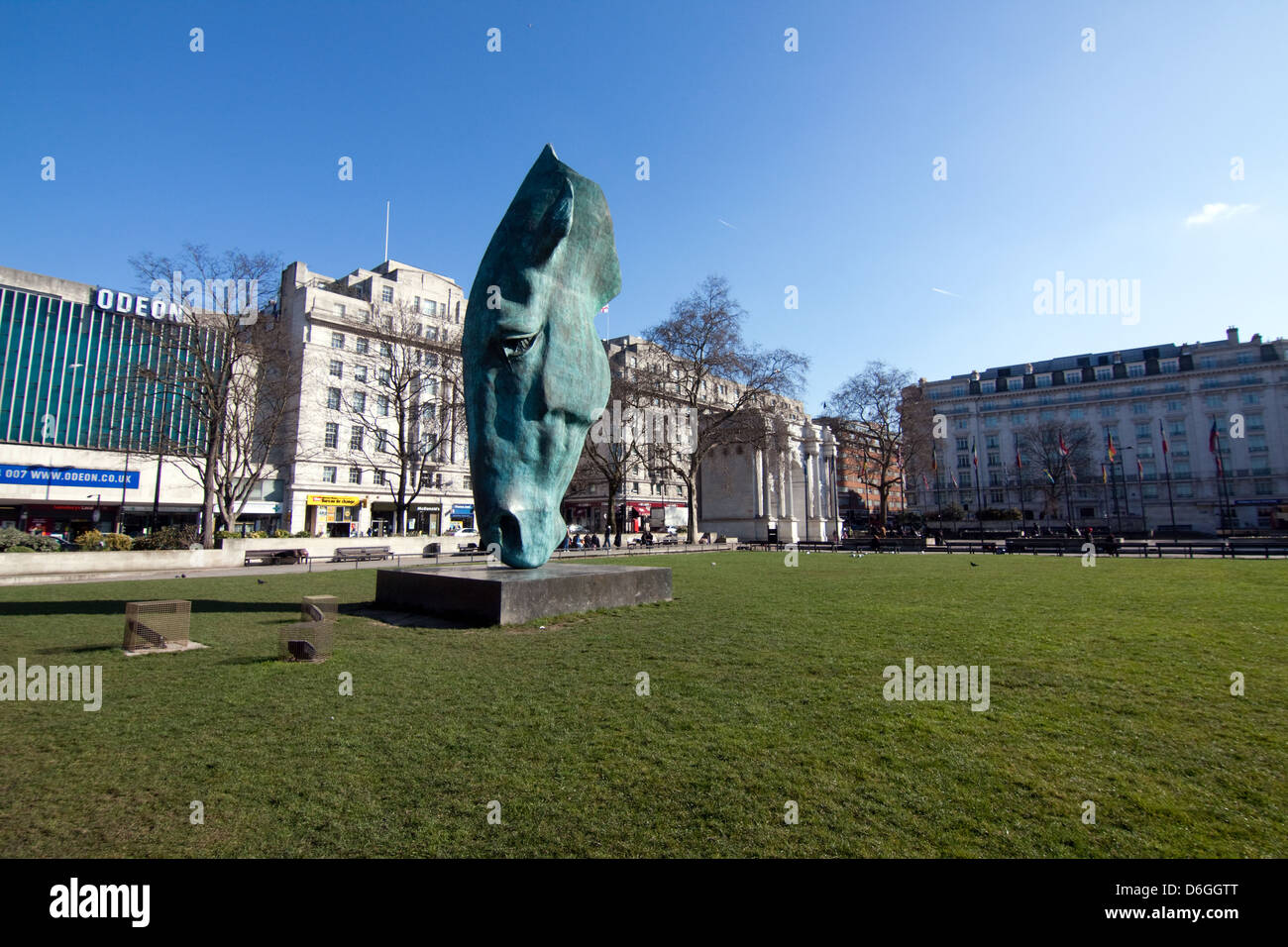 Skulptur eines Pferdekopfes von Nic Fiddian-Green bekannt als "Stilles Wasser" am Marble Arch in London Stockfoto