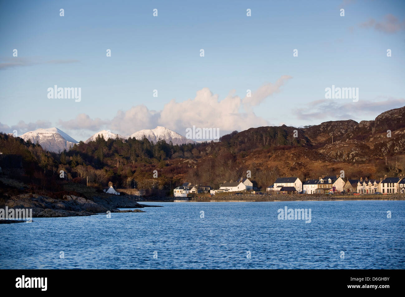 Lochinver mit dem Quinag Schnee bedeckt Hügel in der Ferne. Stockfoto