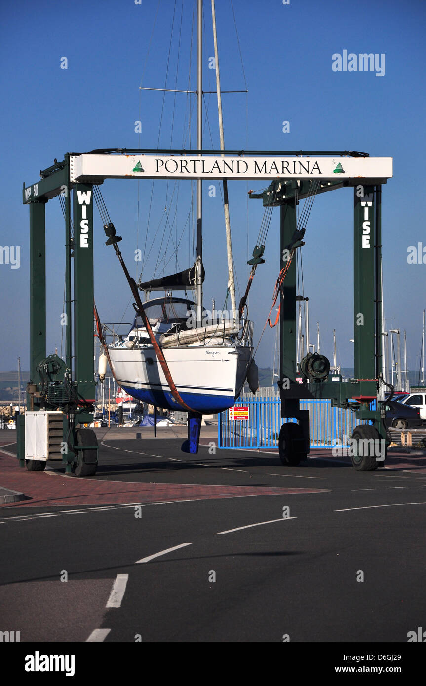 Ein Blick auf das Hebezeug in Portland Marina Dorset Stockfoto