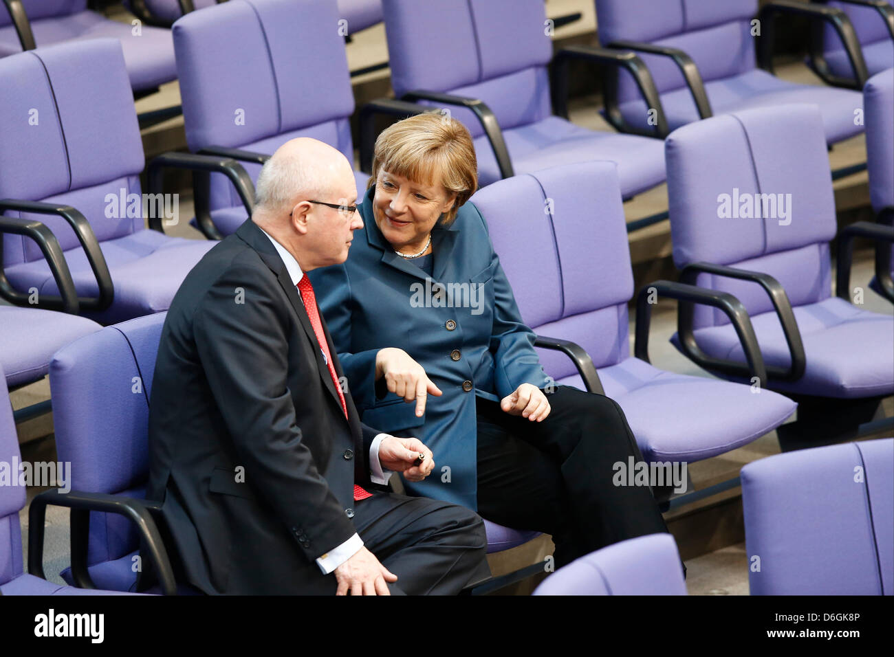 Deutschland, Berlin. 18. April 2013. Der deutsche Finanzminister Wolfgang Schaeuble gibt Statement auf staatliche finanzielle Unterstützung nach Zypern. / Plenarsitzung des Bundestages des 18. April 2013 mit der Teilnahme von Bundeskanzlerin Angela Merkel Angela Merkel (CDU), Bundeskanzlerin, zusammen mit Volker Kauder, CDU Partei abgebildet. Bildnachweis: Reynaldo Chaib Paganelli/Alamy Live-Nachrichten Stockfoto