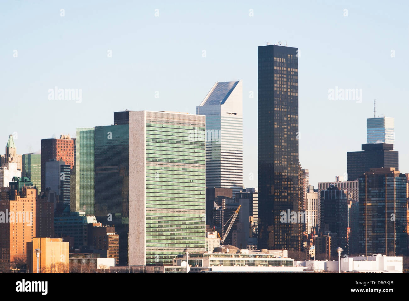 Skyline von New York City und bewölktem Himmel Stockfoto