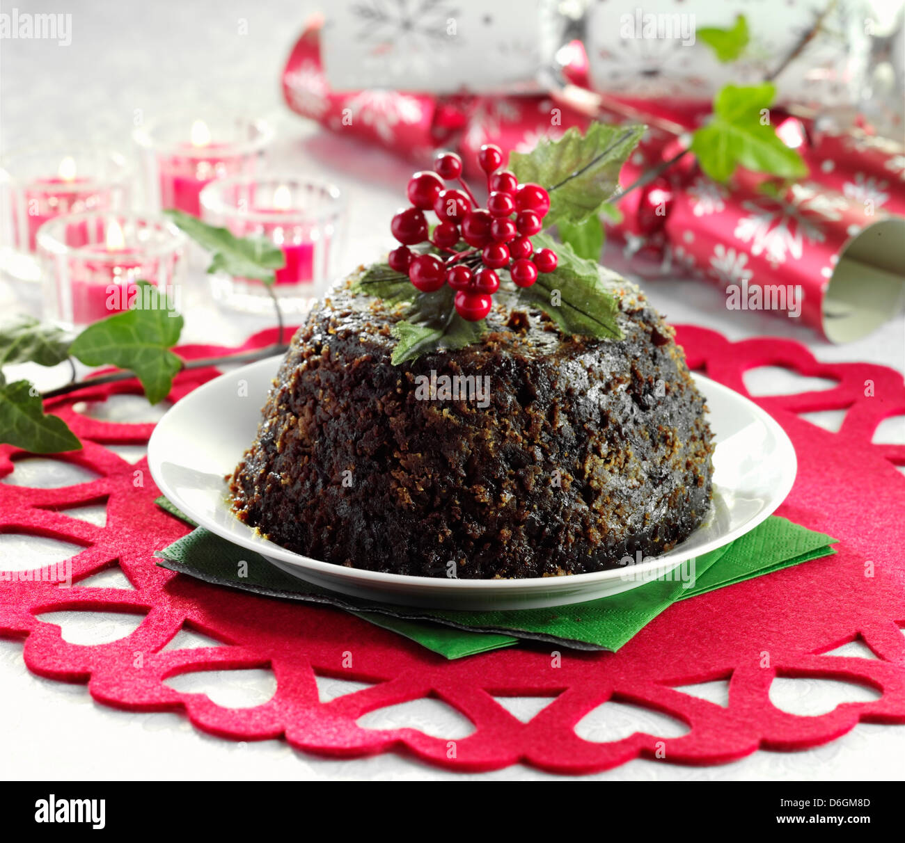 Christmas Pudding mit Holly geschmückt Stockfoto