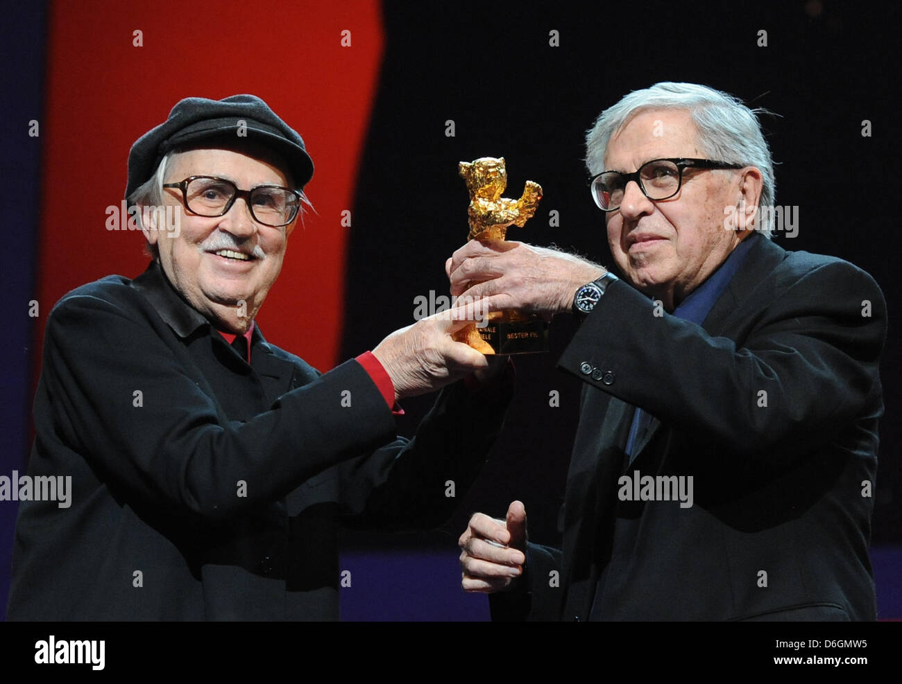 Italienischen Regisseure Vittorio Taviani (R) und Paolo Taviani erhalten den Goldenen Bären für den besten Film für den Film "Cäsar muss sterben" ("Cesare Deve Morire") während der Verleihung der 62. Internationalen Filmfestspiele Berlin, in Berlin, Deutschland, 18. Februar 2012. Insgesamt 18 Filme im Wettbewerb um der Berlinale renommierten Goldenen Bären für den besten Film. Etwa 400 Filme sind sho Stockfoto