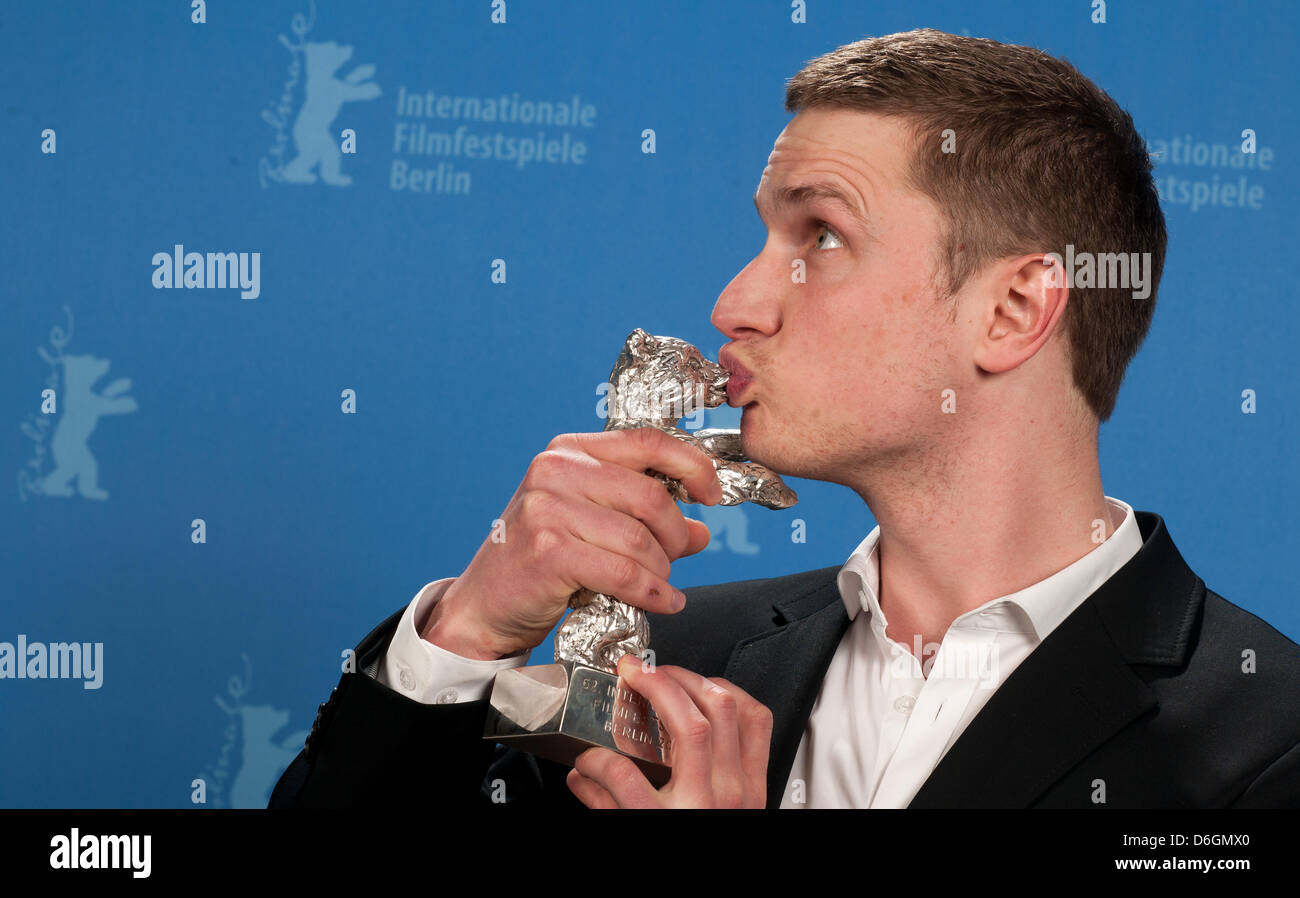 Mikkel Boe Folsgaard, dänischer Schauspieler in dem Film "Eine königliche Affäre" (En sei Affaere) posiert mit dem silbernen Bären für den besten Schauspieler hinter der Bühne von der Preisverleihung der 62. Internationalen Filmfestspiele Berlin, in Berlin, Deutschland, 18. Februar 2012. Insgesamt 18 Filme konkurrierten für der Berlinale renommierten Goldenen Bären für den besten Film. Foto: Tim Brakemeier Dpa/lbn Stockfoto