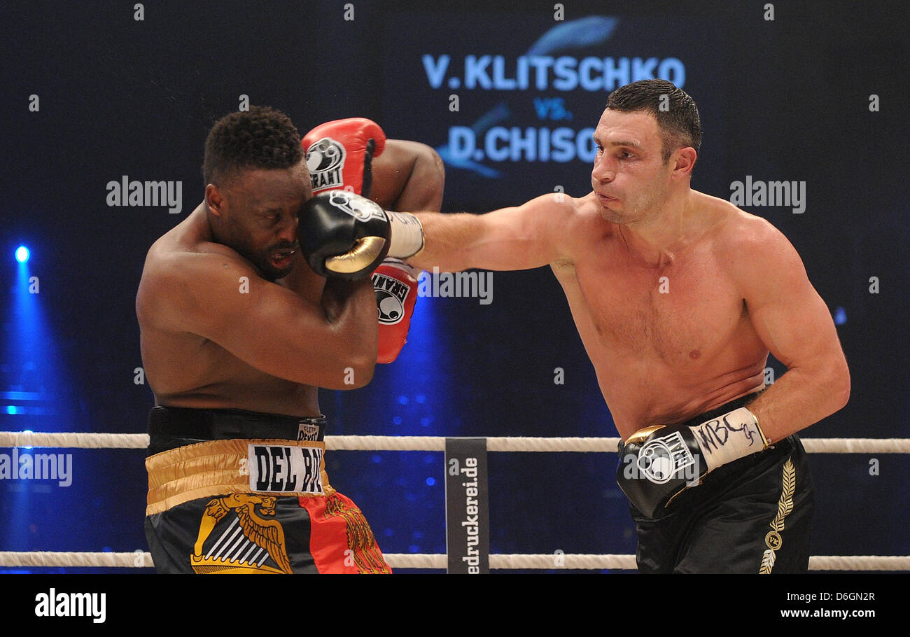 Ukrainische Boxer Vitali Klitschko (R) kämpft gegen den britischen Boxer Dereck Chisora während WBC World Heavyweight Championship in der Olympiahalle in München, Deutschland, 18. Februar 2012. Klitschko verteidigt seinen Titel der World Boxing Council im Halbschwergewicht. Foto: Marc Müller Stockfoto