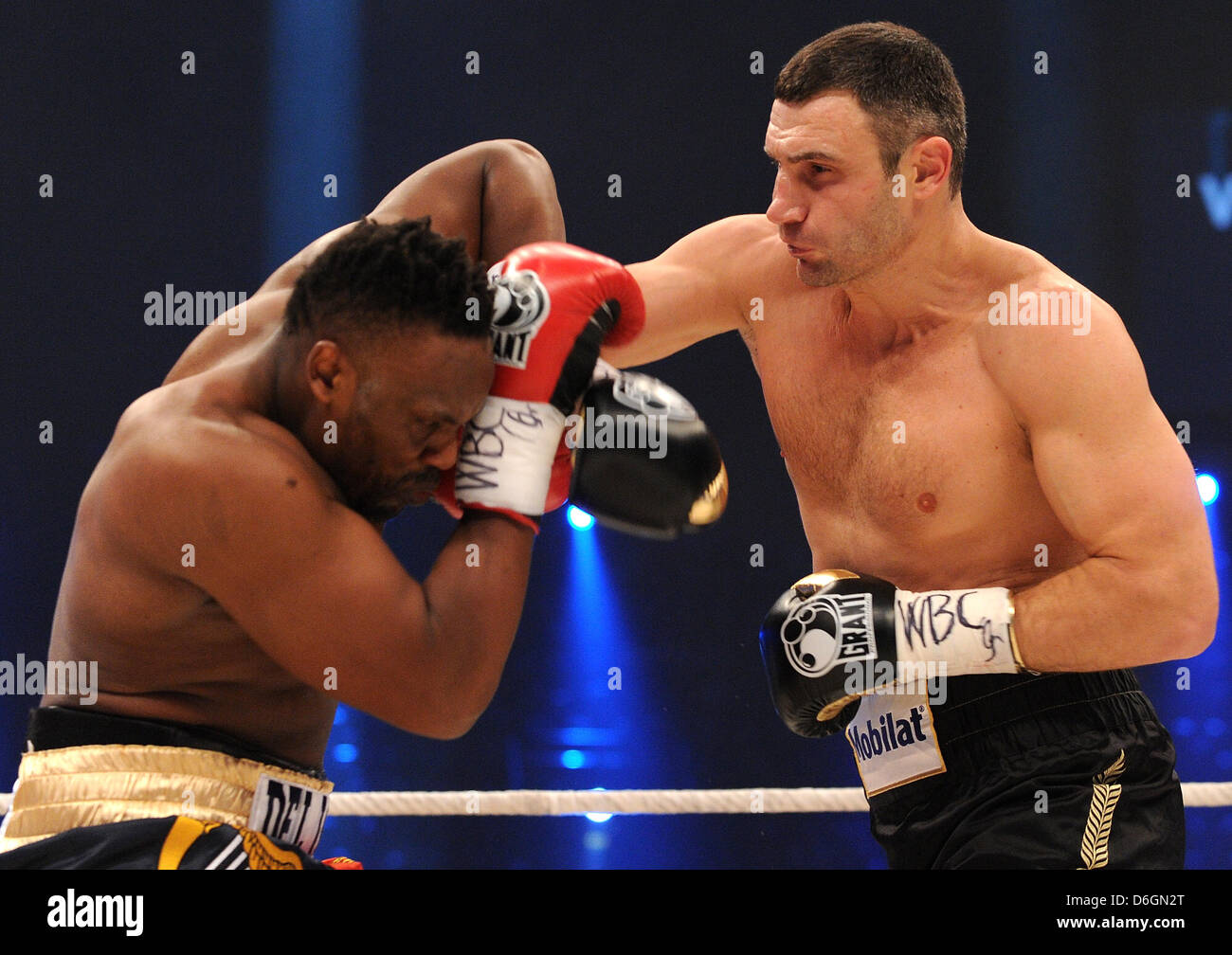 Ukrainische Boxer Vitali Klitschko (R) kämpft gegen den britischen Boxer Dereck Chisora während WBC World Heavyweight Championship in der Olympiahalle in München, Deutschland, 18. Februar 2012. Klitschko verteidigt seinen Titel der World Boxing Council im Halbschwergewicht. Foto: Marc Müller Stockfoto