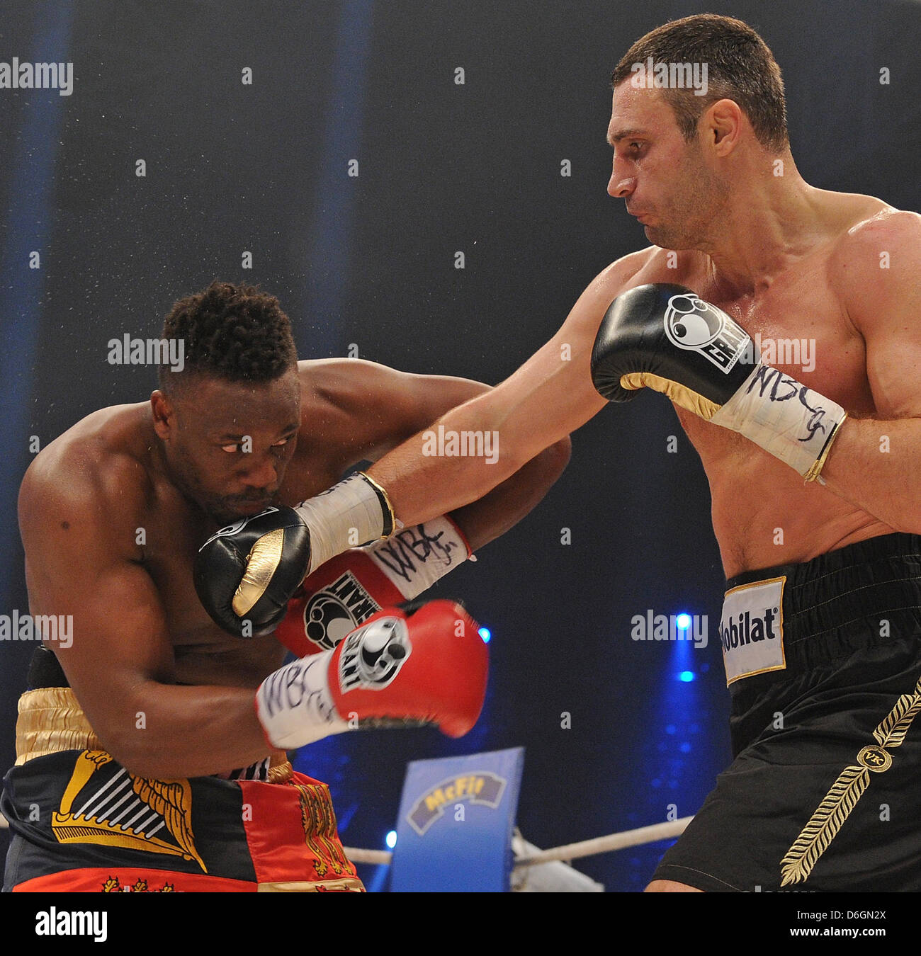 Ukrainische Boxer Vitali Klitschko (R) kämpft gegen den britischen Boxer Dereck Chisora während WBC World Heavyweight Championship in der Olympiahalle in München, Deutschland, 18. Februar 2012. Klitschko verteidigt seinen Titel der World Boxing Council im Halbschwergewicht. Foto: Marc Müller Stockfoto