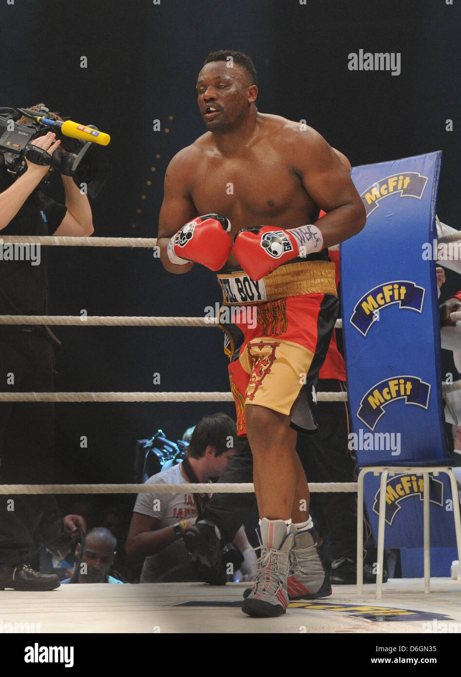 Britischer Boxer Dereck Chisora während WBC World Heavyweight Championship gegen ukrainische Boxer Vitali Klitschko in der Olympiahalle in München, Deutschland, 18. Februar 2012. Klitschko verteidigt seinen Titel der World Boxing Council im Halbschwergewicht. Foto: Marc Müller Stockfoto