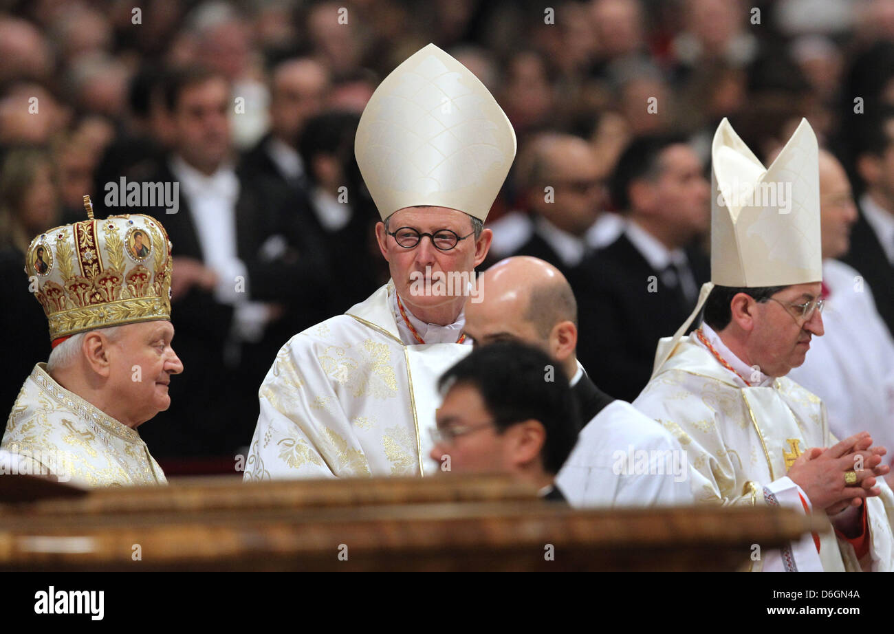 Cardinal Rainer Maria Woelki (C) und andere Kardinäle besuchen einen Dienst in den Petersdom im Vatikan, 19. Februar 2012. Papst Benedict XVI ernannt 22 neue Kardinäle im Rahmen einer Feierstunde am 18. Februar 2012. Foto: KARL-JOSEF HILDENBRAND Stockfoto