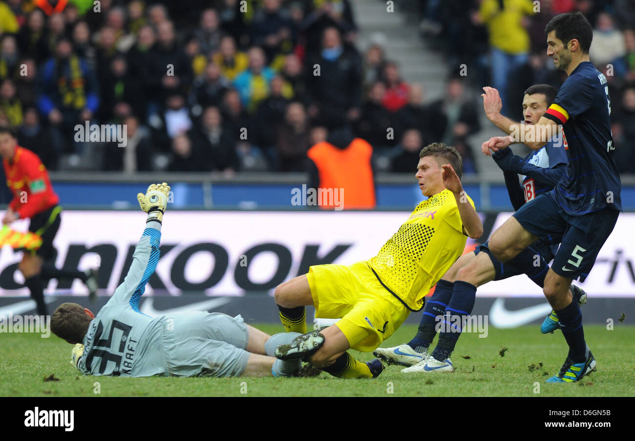 Herthas Torwart Thomas Kraft (L) kollidiert mit der Dortmunder Lukasz Piszczek in der deutschen Bundesliga-Spiel zwischen Hertha BSC und Borussia Dortmund am Olympiastadion in Berlin, Deutschland, 18. Februar 2012. Piszczek wurde bei der Kollision verletzt. Foto: THOMAS EISENHUTH Stockfoto