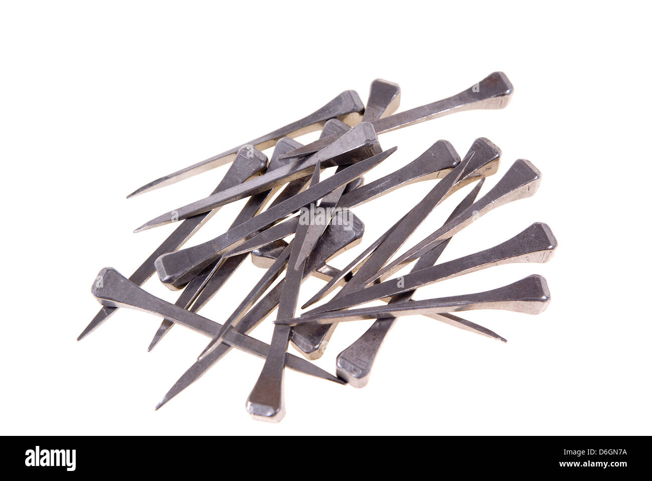 Heap neue Nägel auf weißem Hintergrund Stockfoto