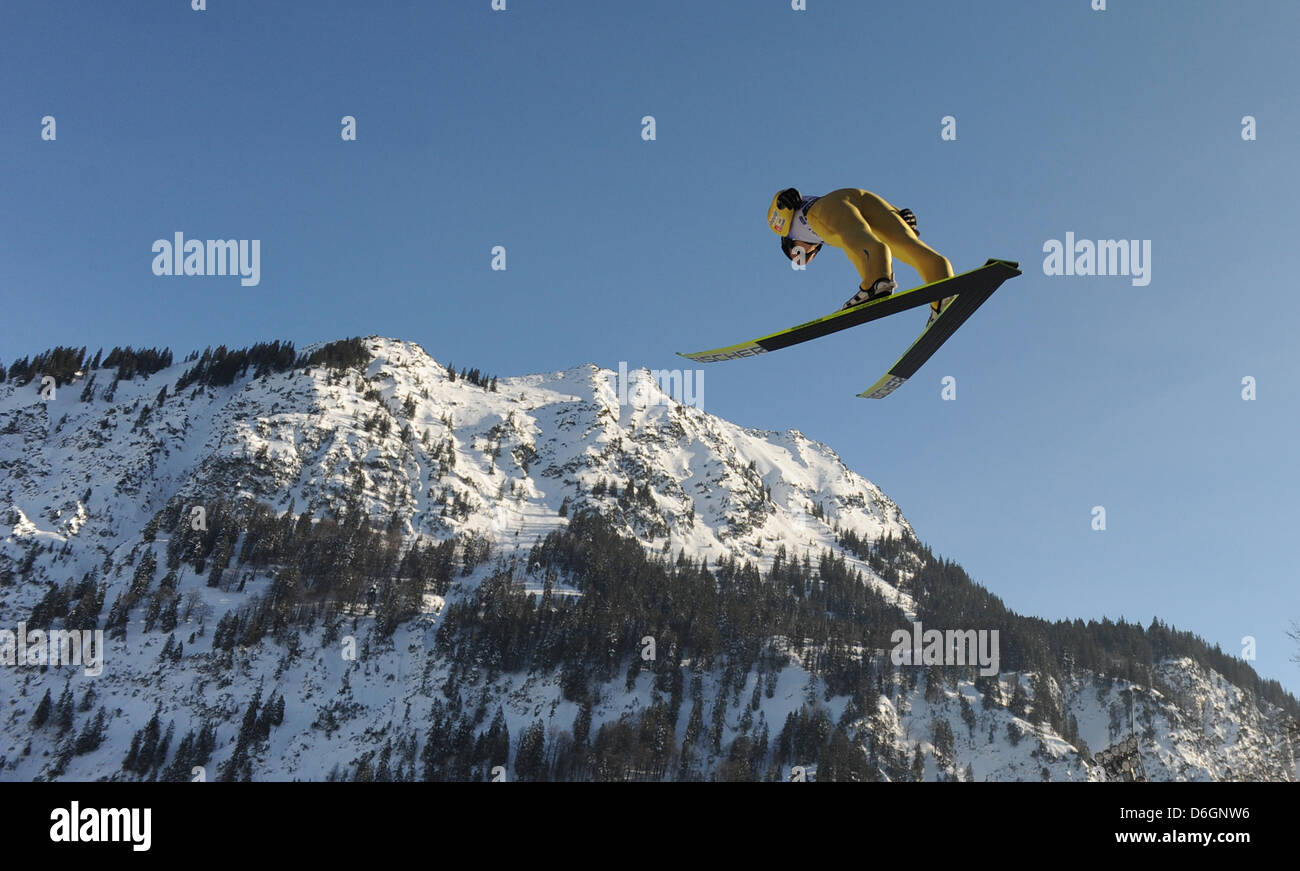 Japanischer Skispringer Noriaki Kasai konkurriert im Skifliegen Einzelbewerb am Teamtour-Weltcup Skispringen in Oberstdorf, Deutschland, 18. Februar 2012. Foto: ANDREAS GEBERT Stockfoto
