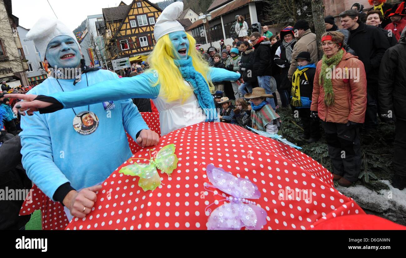 Myriam Zimmermann und Ingo Moosmann sind auf der Straße stehen in einer Wanne während der traditionellen Da-Bach-Na-Fahrt in Schramberg, Deutschland, 20. Februar 2012 geschoben. Zum ersten Mal in der Geschichte der Bach-Na hatte Fahrt abgebrochen, da die Schiltach Fluss zugefroren ist. Stattdessen wurden die Wannen auf den Straßen der Stadt gedrängt. Foto: PATRICK SEEGER Stockfoto