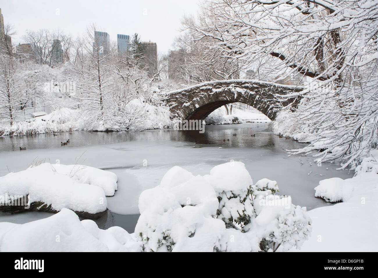 Brücke im verschneiten Stadtpark Stockfoto