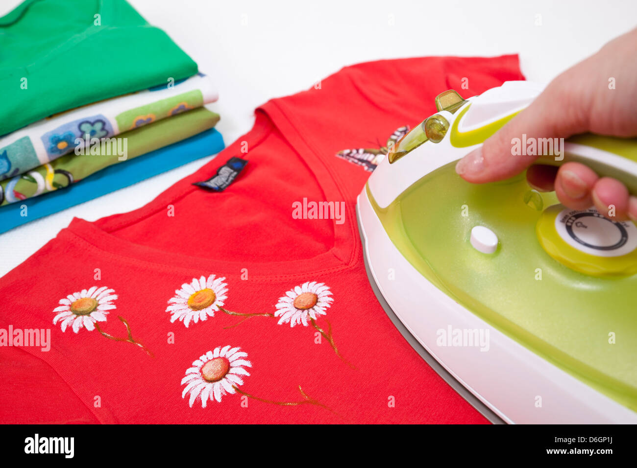 Grün, neuen Dampfbügeleisen zu Kleidung bügeln Stockfoto