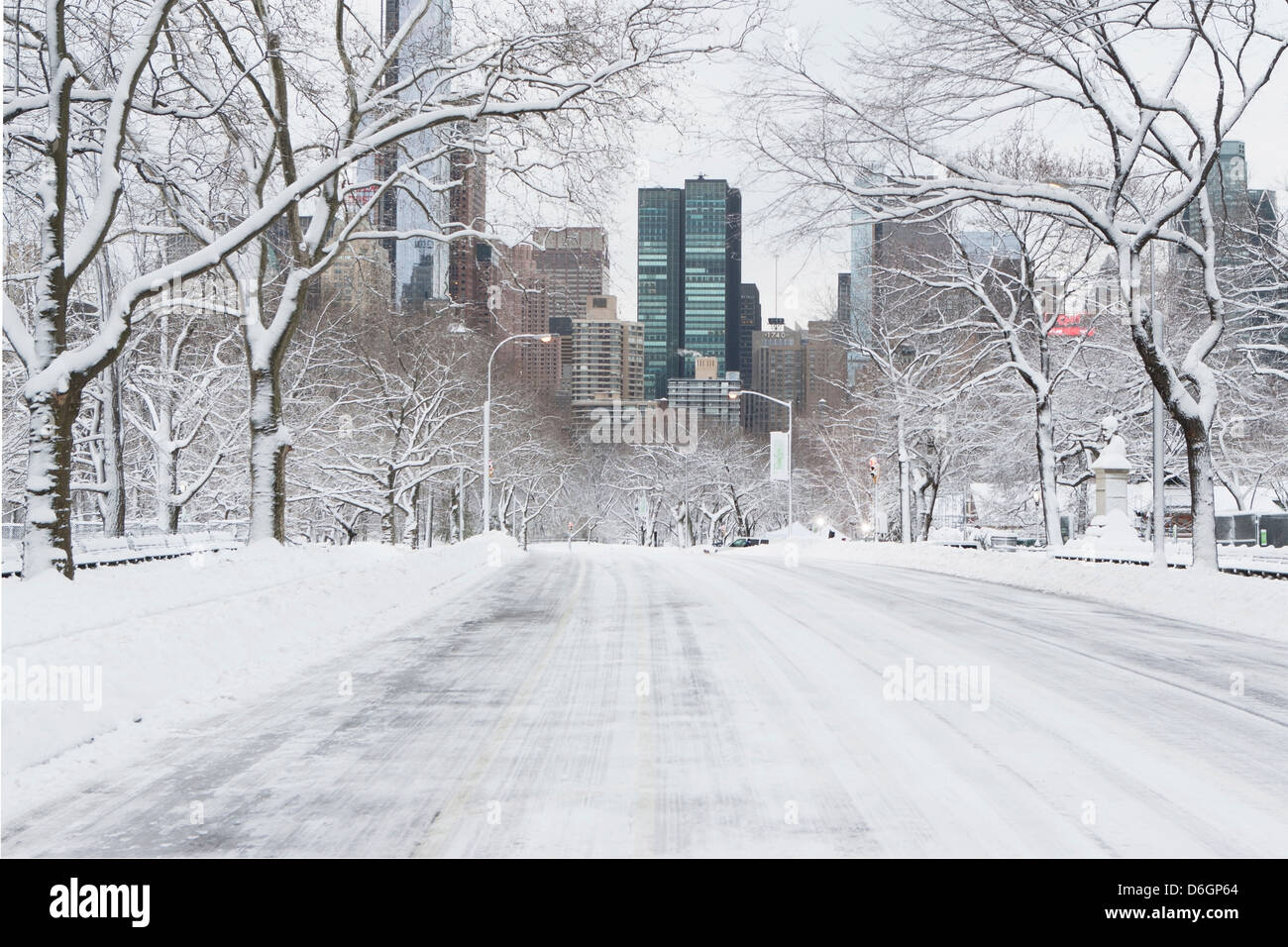 Straße in verschneiten Stadtpark Stockfoto