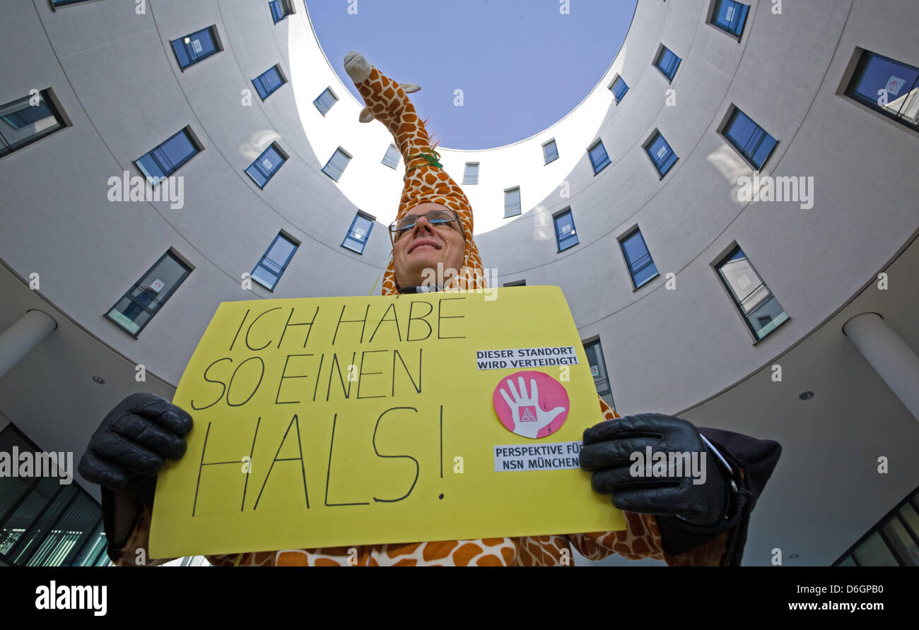 Nokia Siemens Networks (NSN) Mitarbeiter protestieren gegen die Schließung des Nokia-Werks in München, Deutschland, 21. Februar 2012. Die Proteste statt unter der Schirmherrschaft der deutschen Metallarbeitergewerkschaft IG Metall. Photo: PETER KNEFFEL Stockfoto