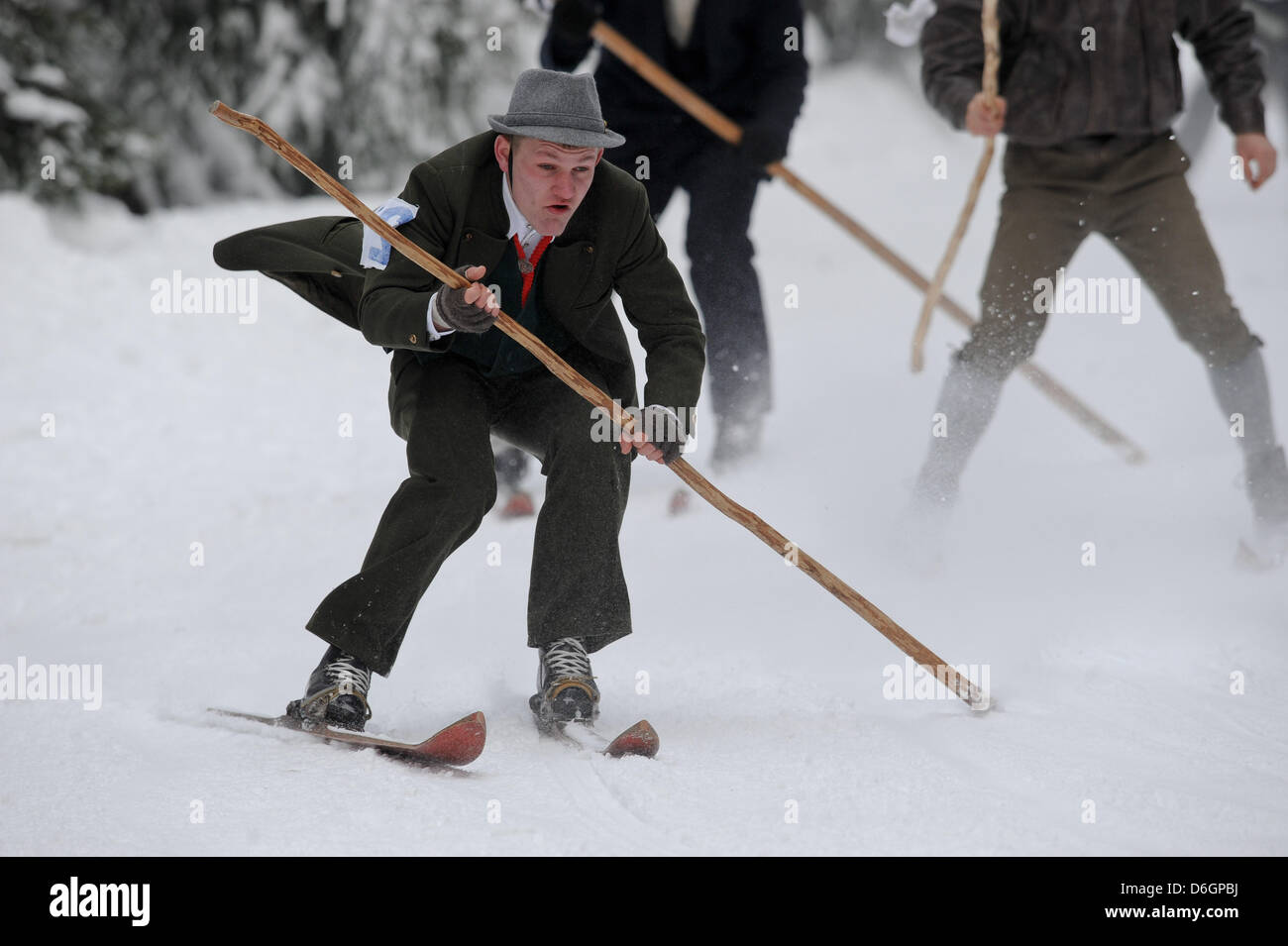 Ein Skifahrer in einem historischen Kostüm in einem Rennen auf einer Piste in St. Englmar, Deutschland, 21. Februar 2012. Menschen sind Teilnahme an nostalgischen Skirennen auf historischen Skiern wie seit mehr als 100 Jahren. Foto: ARMIN WEIGEL Stockfoto