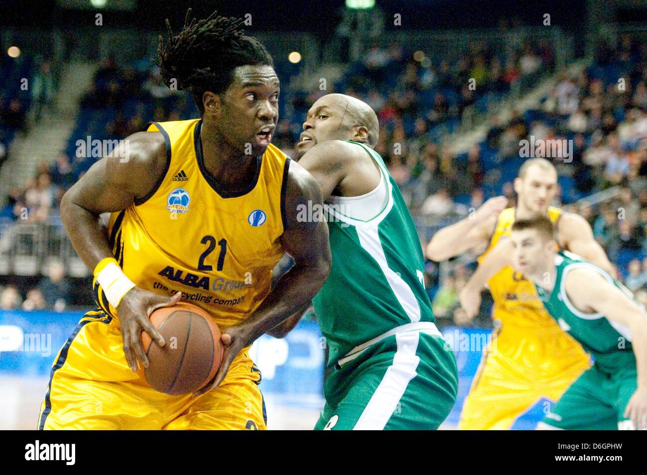 Berlins Torin Francis (L) kämpft um den Ball mit Benetton Marcus Goree während der Basketball-Eurocup-Spiel in der o2World Arena in Berlin, Deutschland, 21. Februar 2012. Foto: Sebastian Kahnert Stockfoto