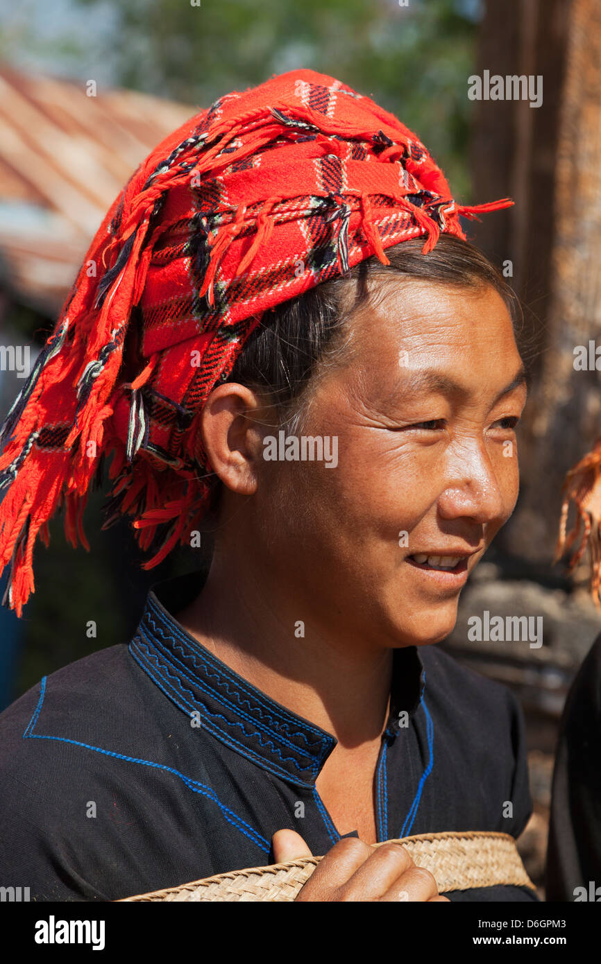 Eine Indianerin im verlassenen Inn Thein Pagode Complex in Myanmar 2 Stockfoto