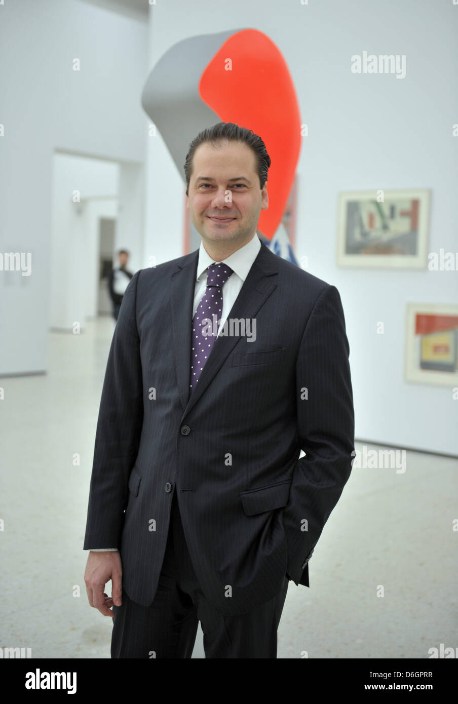 Max Hollein, Direktor des Städel Museums, steht vor der Skulptur "Lutsch Und Lass Deine Schlauch Verkehrsicherheitskampagne (Für Den Frieden)" ("saugen und Drop Your Pants (für den Frieden)") von Tobias Rehberger dominiert einen Raum der Ausstellung in der neu eröffneten Städel-Erweiterung Gebäude in Frankfurt Main, Deutschland, 22. Februar 2012. Das unterirdische Gebäude beherbergt die Sammlung zeitgenössischer Stockfoto