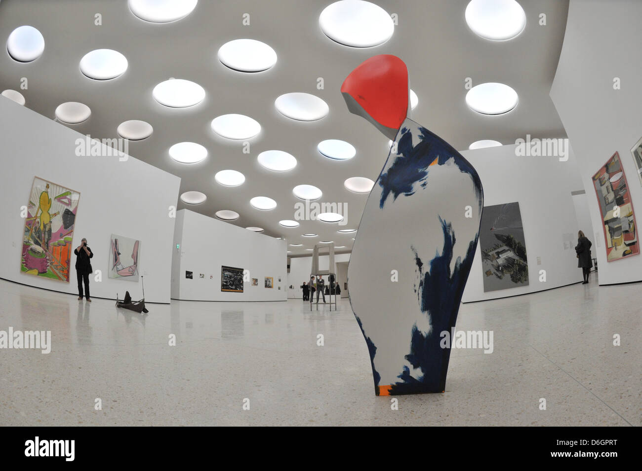 Die Skulptur "Lutsch Und Lass Deine Schlauch Verkehrsicherheitskampagne (Für Den Frieden)" ("saugen und Drop Your Pants (für den Frieden)") von Tobias Rehberger sitzt in der Ausstellung in der neu eröffneten Städel-Erweiterung Gebäude in Frankfurt Main, Deutschland, 22. Februar 2012. Das unterirdische Gebäude beherbergt die Sammlung zeitgenössischer Kunst und kostete rund 52 Millionen Euro. Die spektakuläre Architektur buildi Stockfoto