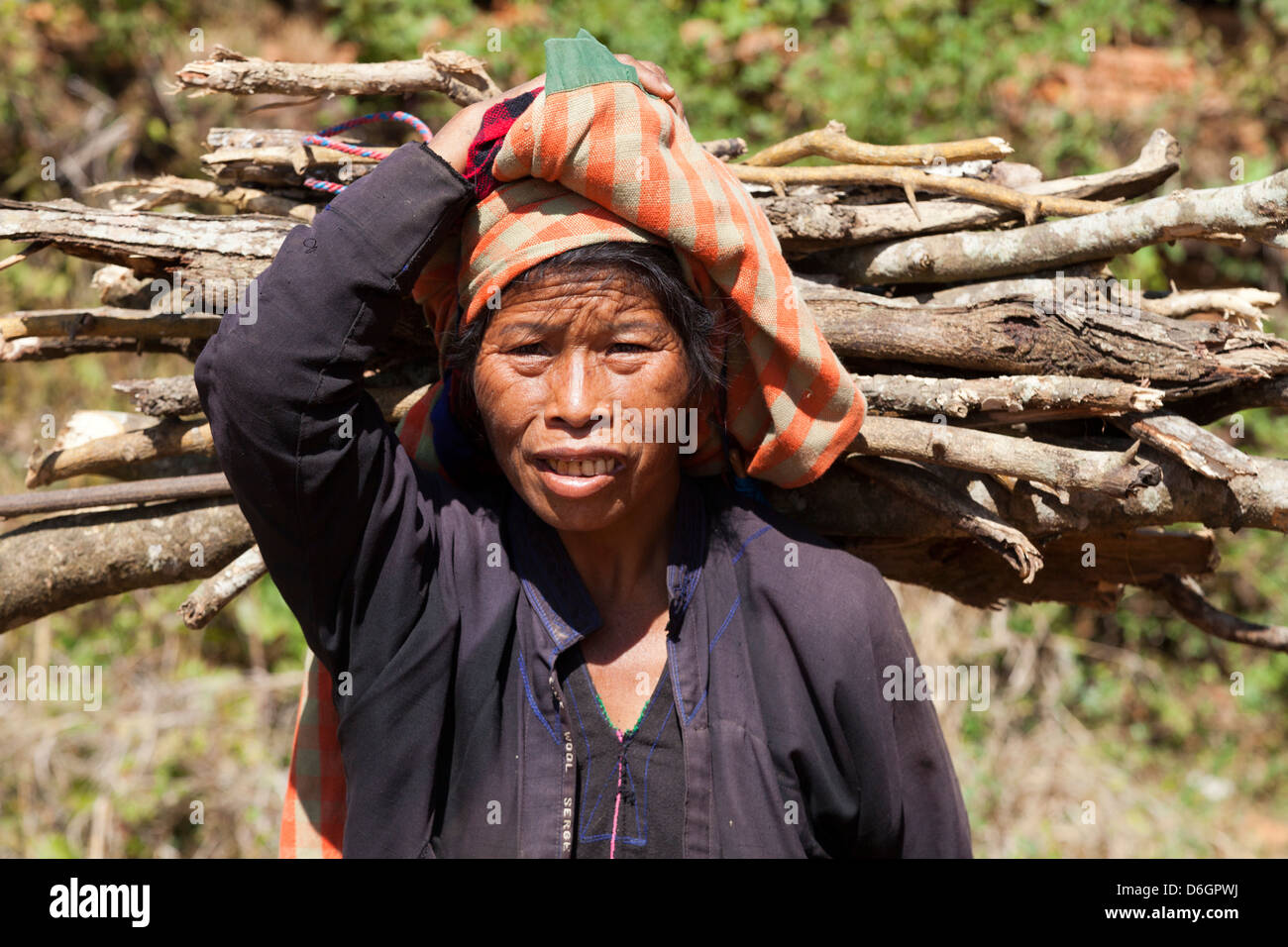 Eine Indianerin mit Holz im verlassenen Inn Thein Pagode Complex in Myanmar 2 Stockfoto