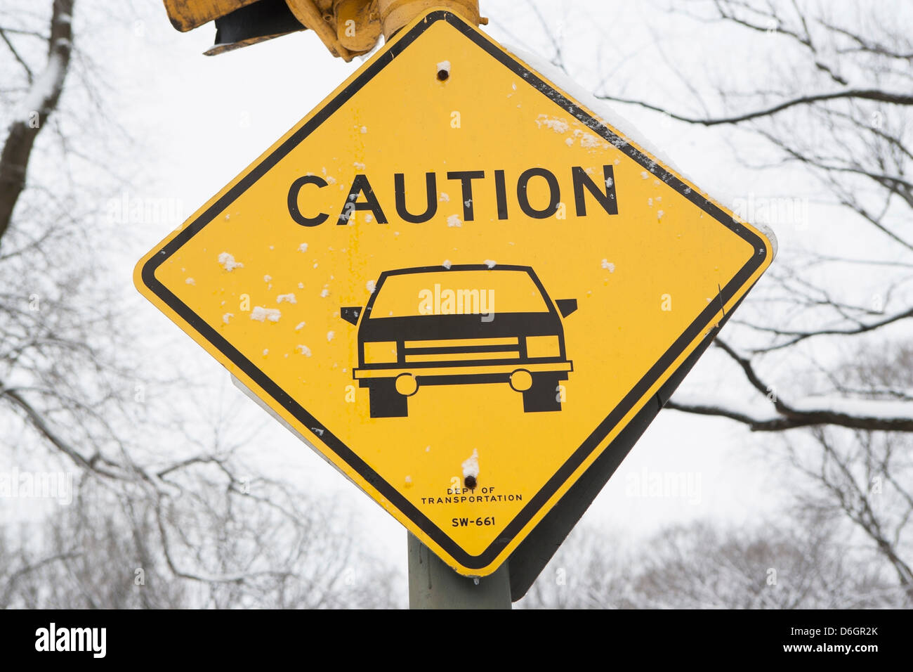 Verschneite "Vorsicht" Straßenschild Stockfoto