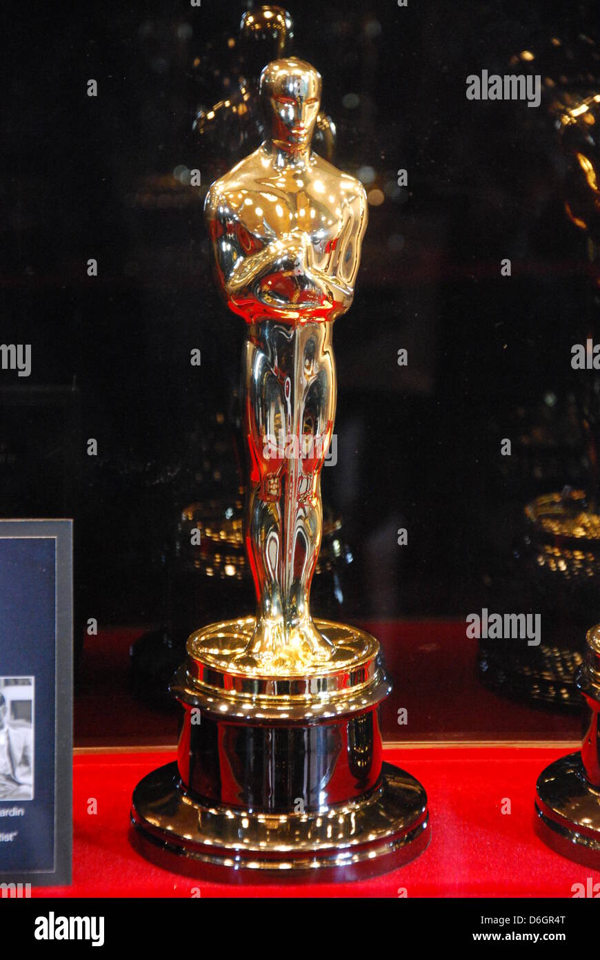 Eine Oscar-Statuette ist auf dem Display während der Eröffnung der Academy of Motion Picture Arts und Sciences "Treffen der Oscar-Verleihung, Grand Central" in Vanderbilt Hall im Grand Central Terminal in New York, New York, USA, 22. Februar 2012. Besucher der Ausstellung haben die Möglichkeit, eine Oscar-Statue im Rahmen einer Promotion für die Oscars Award Zeremonie wird am 26. Februar 2012 in Los statt zu halten Stockfoto