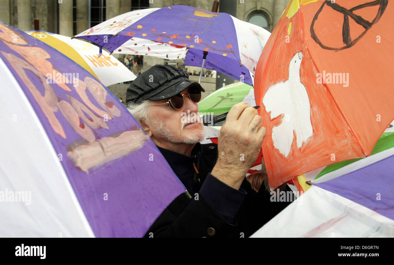 (Dpa-Datei) - ein Datei-Bild vom 12. Oktober 2007 zeigt Künstler Matt Lamb Unterzeichnung bunt bemalte Regenschirme in Berlin, Deutschland. Lamm, der berühmt für sein Projekt "The Lamb Umbrellas for Peace", starb im Alter von 79 in Chicago, aufgrund einer Lungenerkrankung, nach Aussagen seiner Tochter, der "Chicago Sun Times" am 21. Februar 2012 wurde. Foto: Soeren Stache Stockfoto