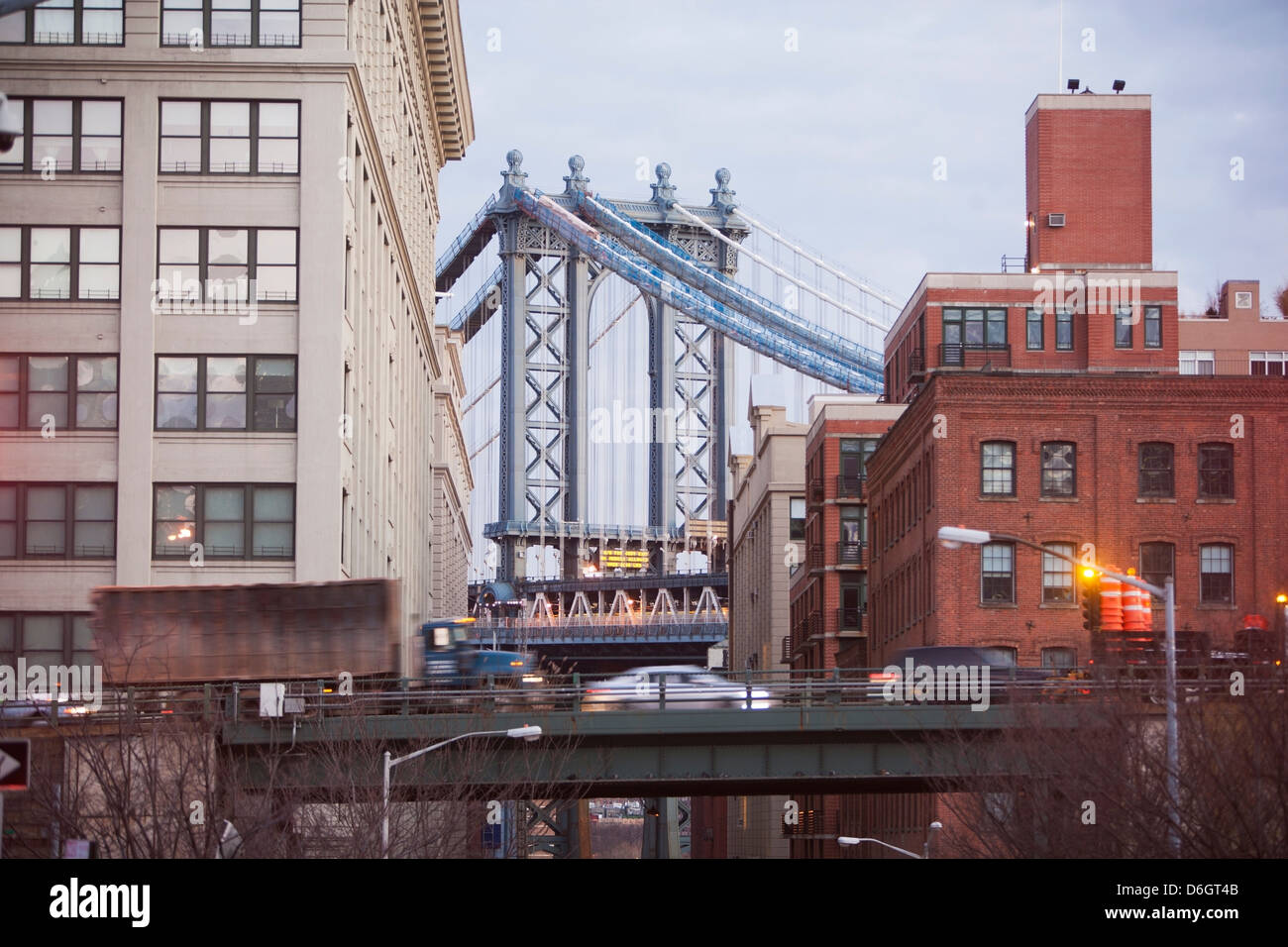 East River Bridge und städtischen Gebäuden Stockfoto