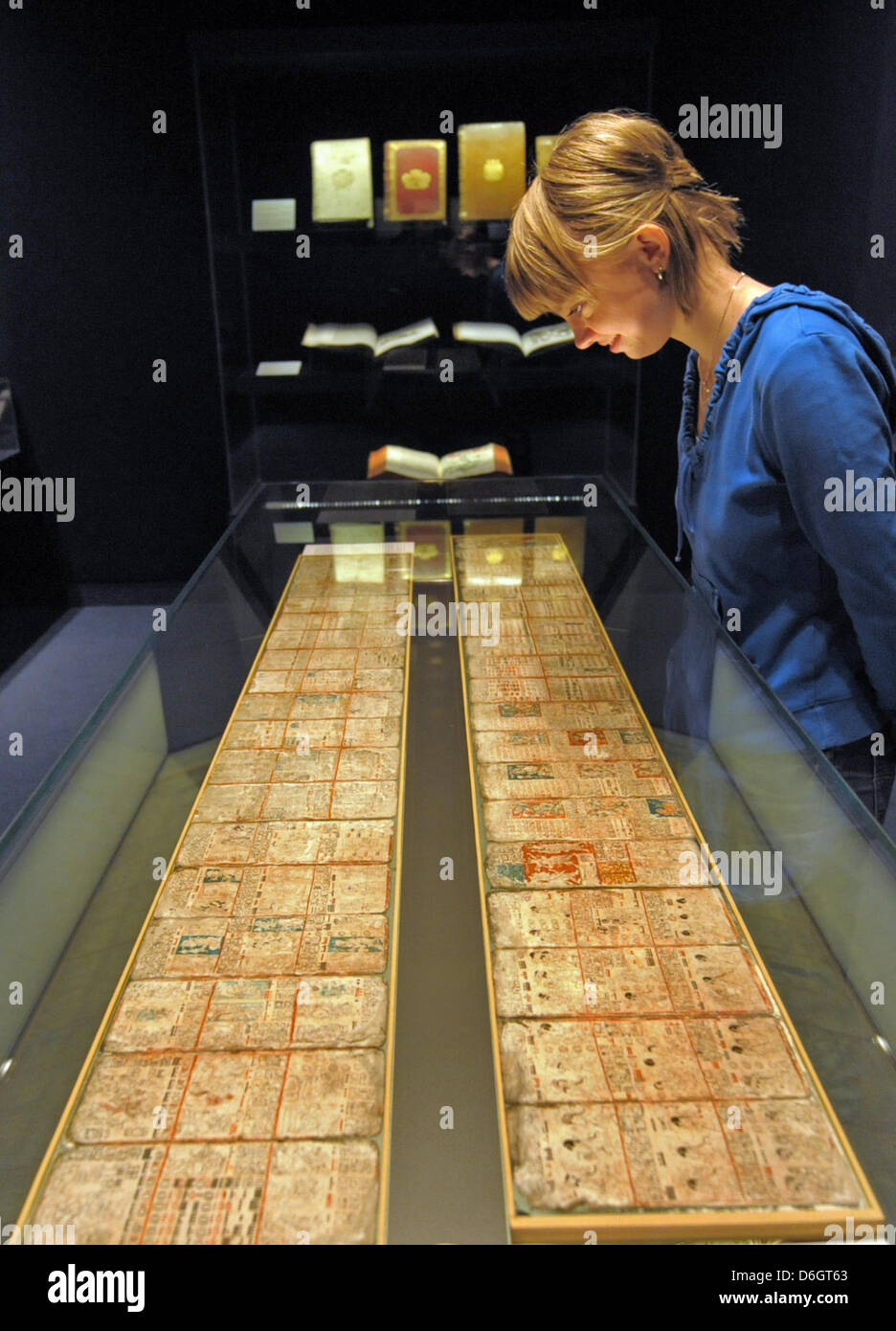 Ein Besucher schaut der 800 Jahre alten Maya-Codex ist auf dem Display an das Buchmuseum der sächsischen Universitäts-Bibliothek in Dresden, Deutschland, 23. Februar 2012. Eine Ausstellung mit dem Titel "Ende der Welt 2012?" wurde rund um das alte Manuskript kuratiert. Die Ausstellung läuft bis 12. Mai 2012 und nehmen einen Blick auf einige aktuelle Szenarien für die prognostizierten Ende der Welt auf 21 Dece Stockfoto