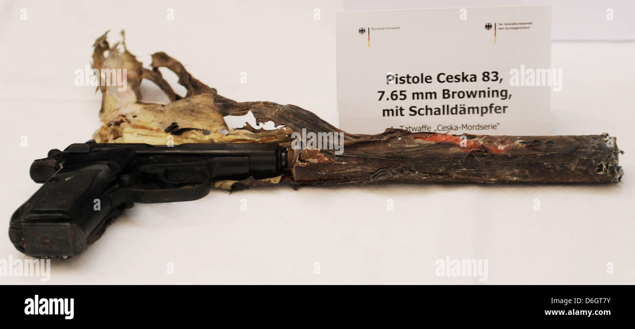 Datei - datiert eine Archiv Bild 1. Dezember 2011 zeigt, dass Waffen zur Schau gestellt durch die Bundesanwaltschaft, die während der Untersuchung der extremistischen Terror Zelle 4Ohm-Flügel "Nationale sozialistische Underground" (NSU) in Karlsruhe, Deutschland gefunden wurden. Die Waffe in diesem Bild ist eine Ceska 83, 7,65 Browning mit Schalldämpfer. Es ist die erste Mordwaffe von der so genannten "Ce Stockfoto