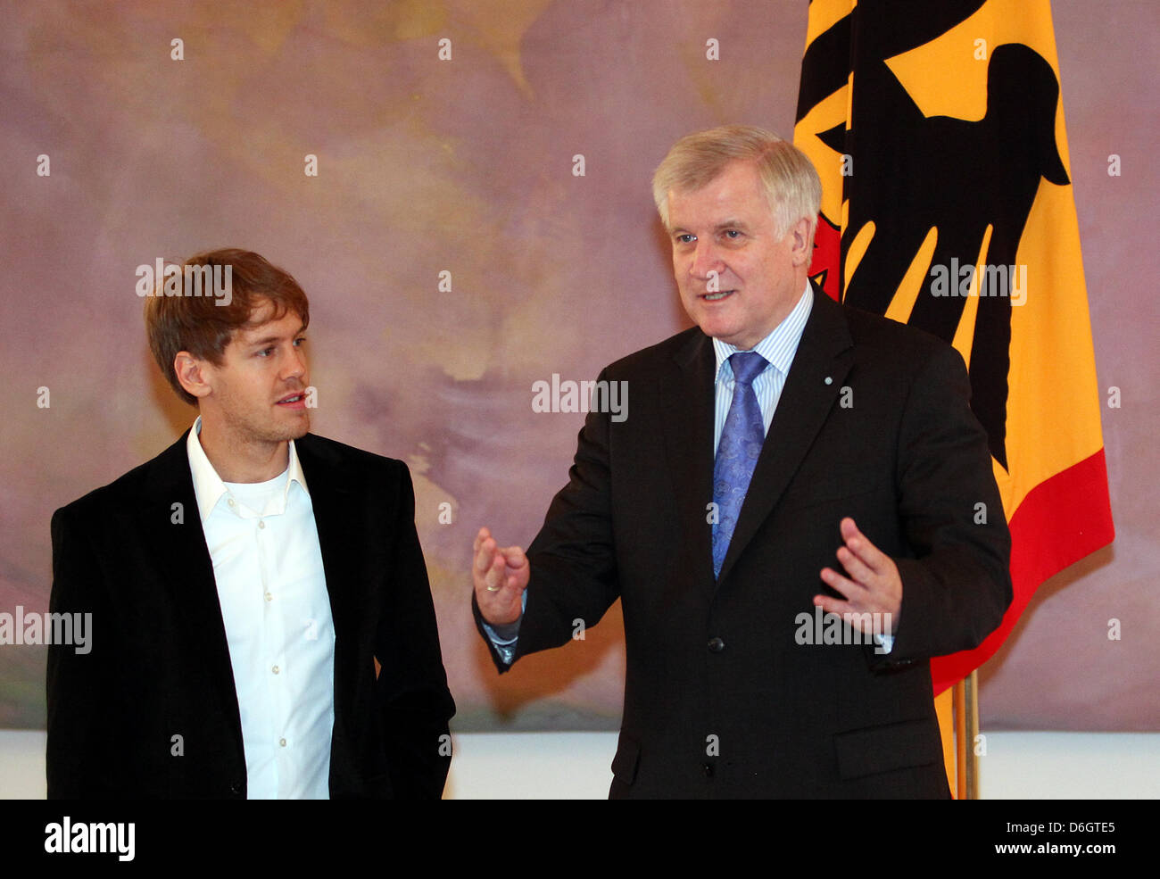 German Bundesrat President Horst Seehofer (R) vergibt das silberne Lorbeerblatt an Formel 1 Weltmeister Sebastian Vettel im Schloss Bellevue in Berlin, Deutschland, 24. Februar 2012. Als temporäre durchgeführt Bundespräsident Seehofer, die Verleihung des Preises. Am 18. März 2012 wird der neue Bundespräsident gewählt werden. Foto: WOLFGANG KUMM Stockfoto