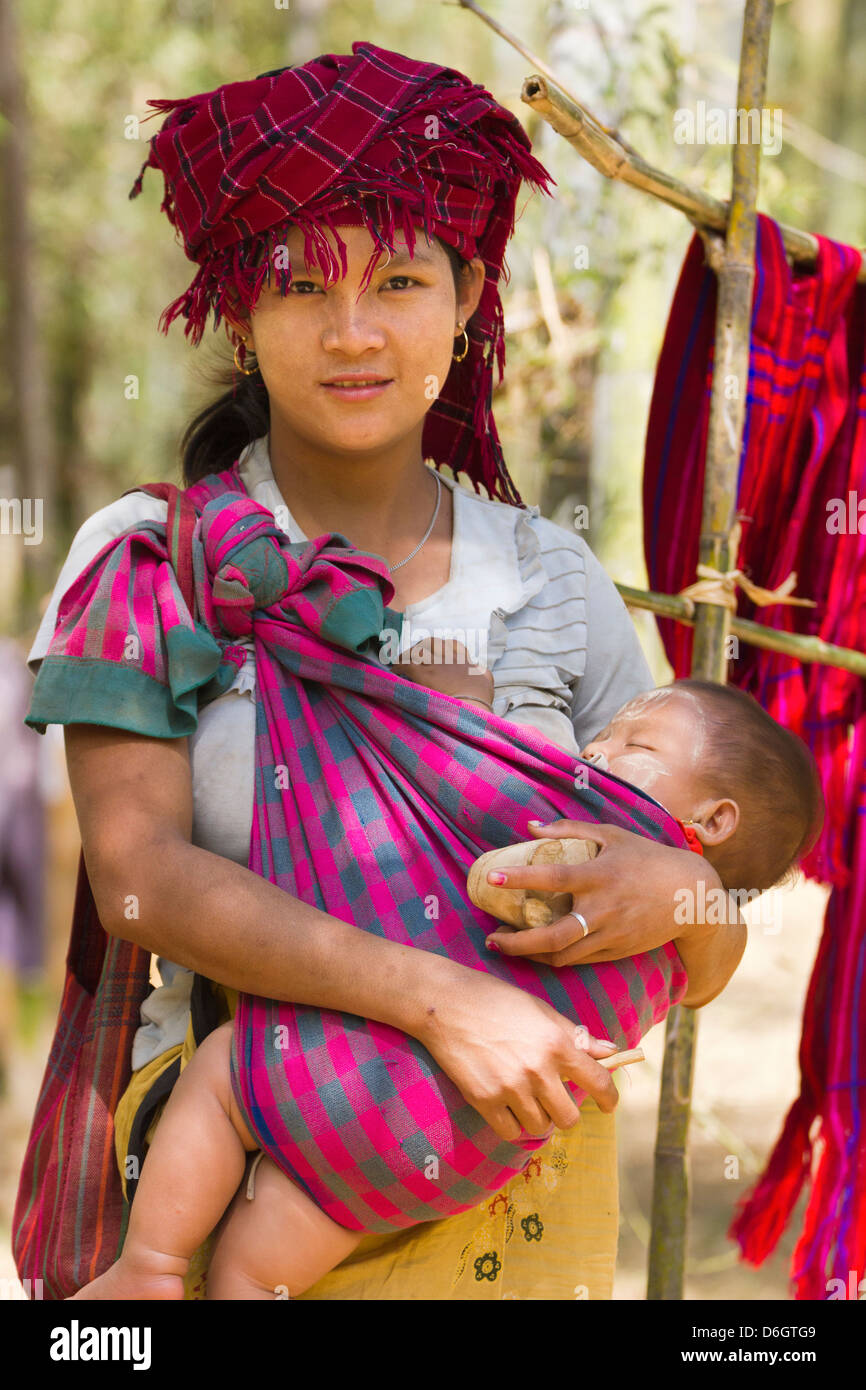 Mutter und Kind in Inn Thein Dorf, Myanmar Stockfoto