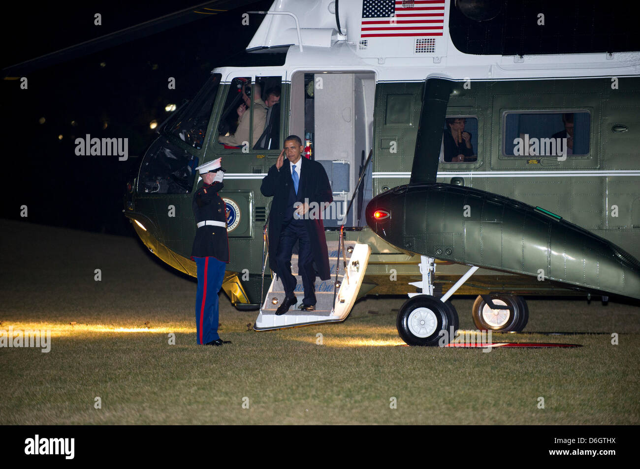 US-Präsident Barack Obama Rücksendungen an folgende weiße Haus ein Tagesausflug nach Miami, Florida und Orlando, Florida, Bemerkungen über seinen Bauplan für eine Wirtschaft zu liefern, letzte und einige Kampagne Auftritte auf Donnerstag, 23. Februar 2012 gebaut. Berater Valerie Jarrett und White House Press Secretary Jay Carney können durch die Fenster auf der rechten Seite zu sehen... Bildnachweis: Ron Sachs / Pool Stockfoto