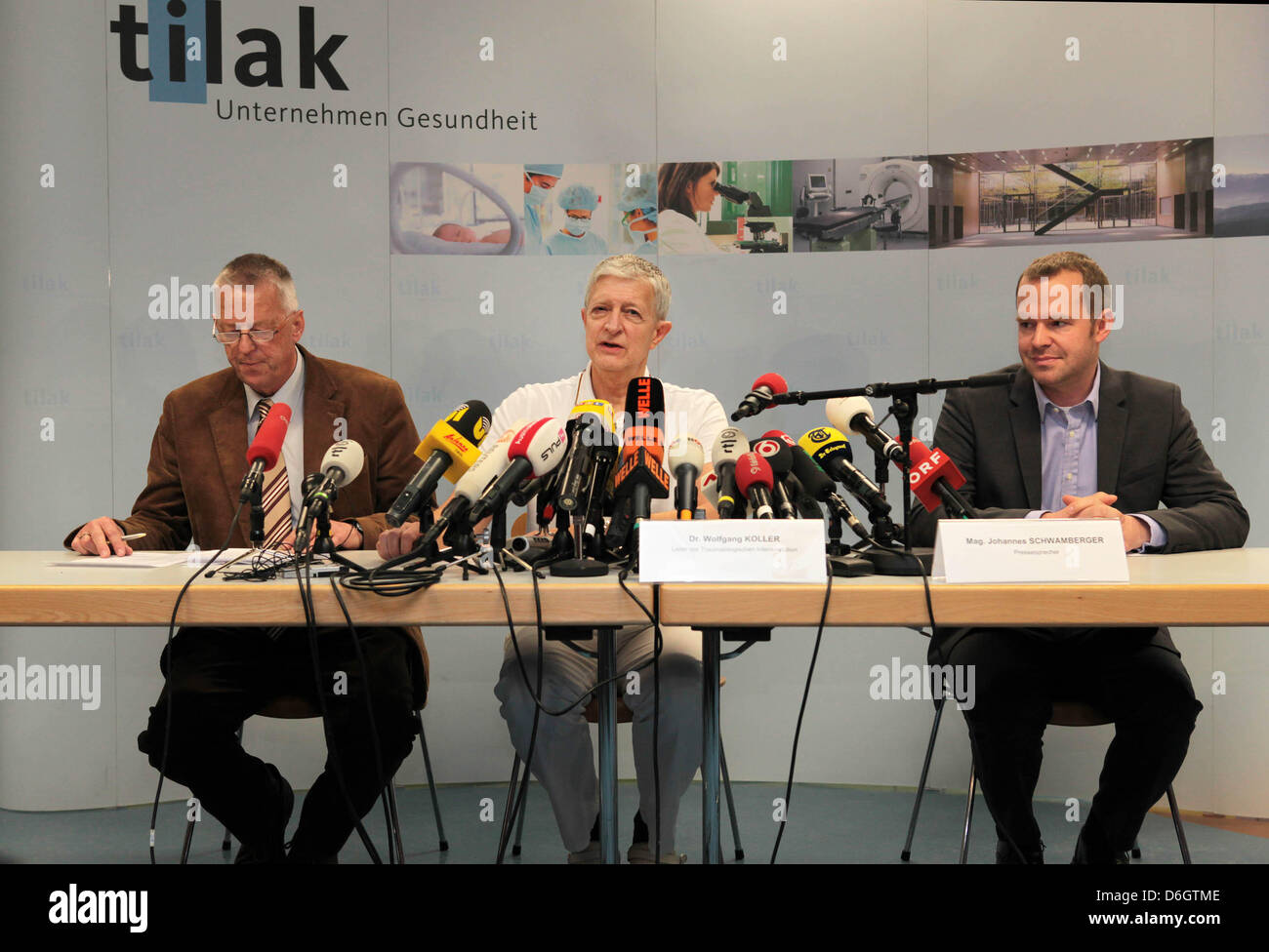 Leiter der traumatologischen Intensivstation an der Universitätsklinik Innsbruck, Wolfgang Koller (M), gibt eine Pressekonferenz über den Gesundheitszustand des niederländischen Prinzen Johan Friso in Innsbruck, Österreich, 24. Februar 2012. Nach einem Skiunfall im Lech am 17. Februar 2012 ist der Sohn von der niederländischen Königin im Koma. Laut Koller haben MRT-Aufnahmen des Prinzen Gehirn Suf gezeigt. Stockfoto