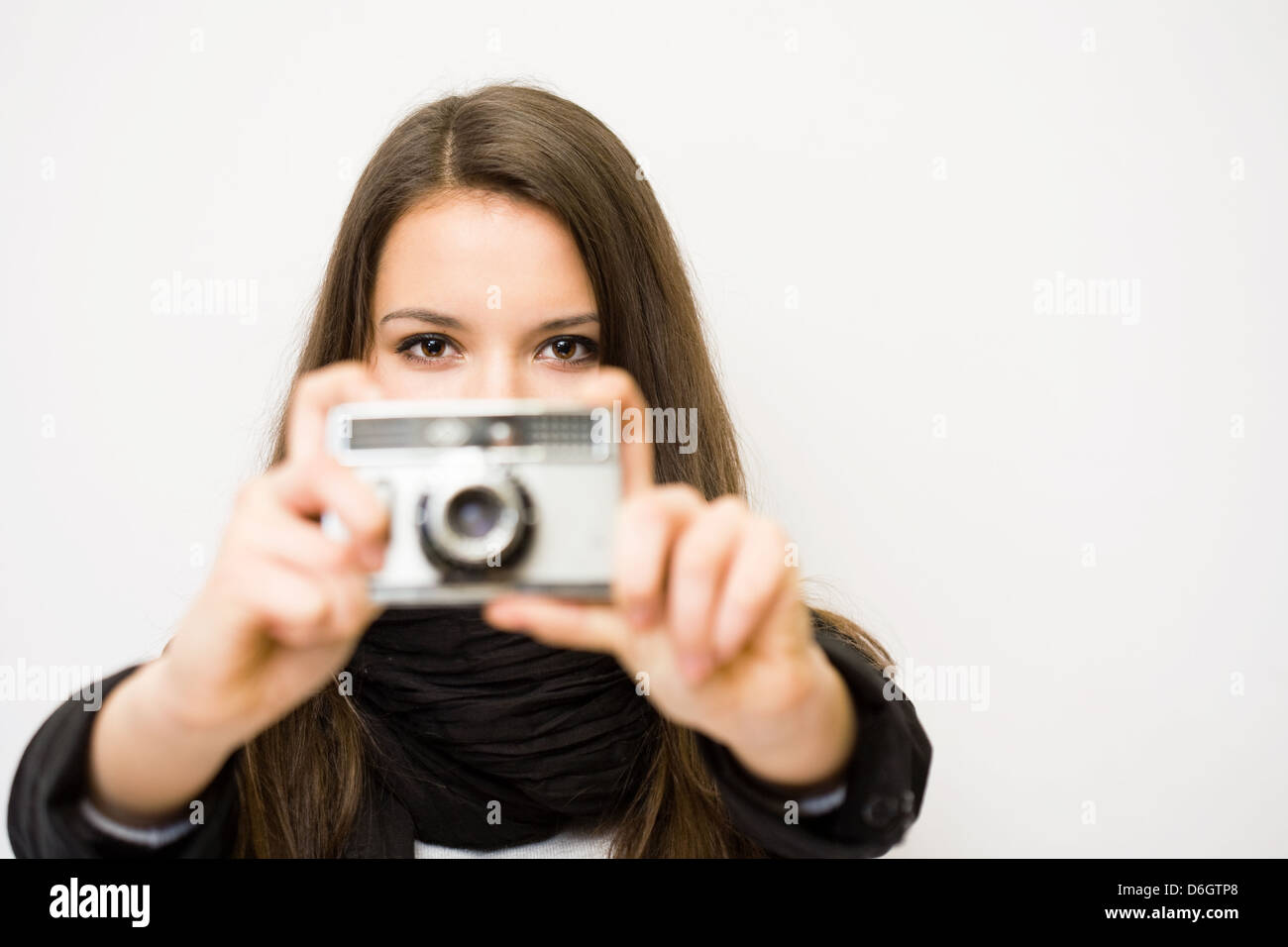 Porträt der süße junge Teen mit ihrem Fotoapparat. Stockfoto