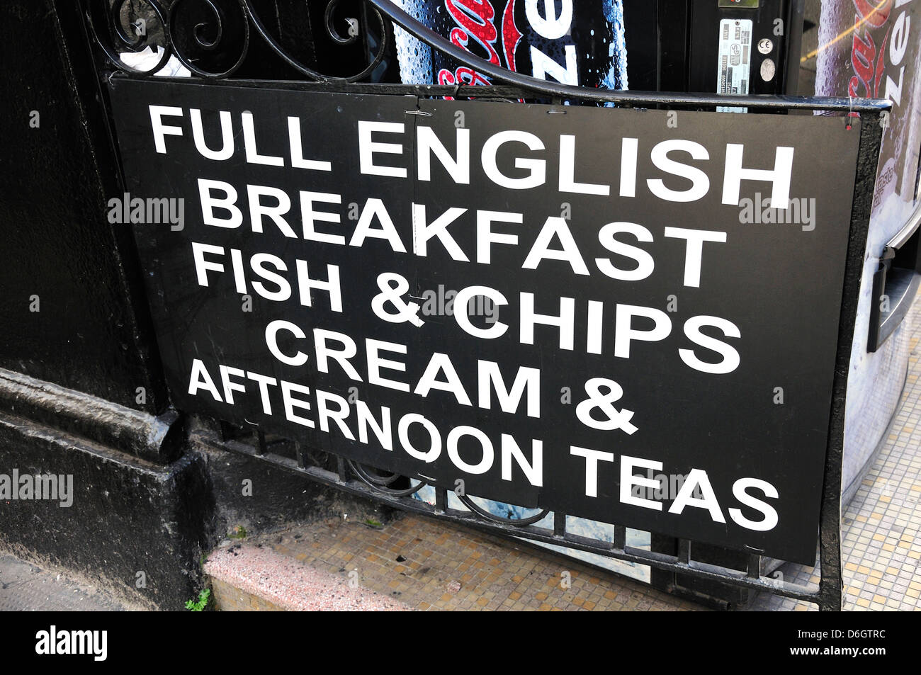 London, England, Vereinigtes Königreich. Melden Sie Werbung Full English Breakfast, Fish &amp; Chips und Nachmittag Tees Stockfoto