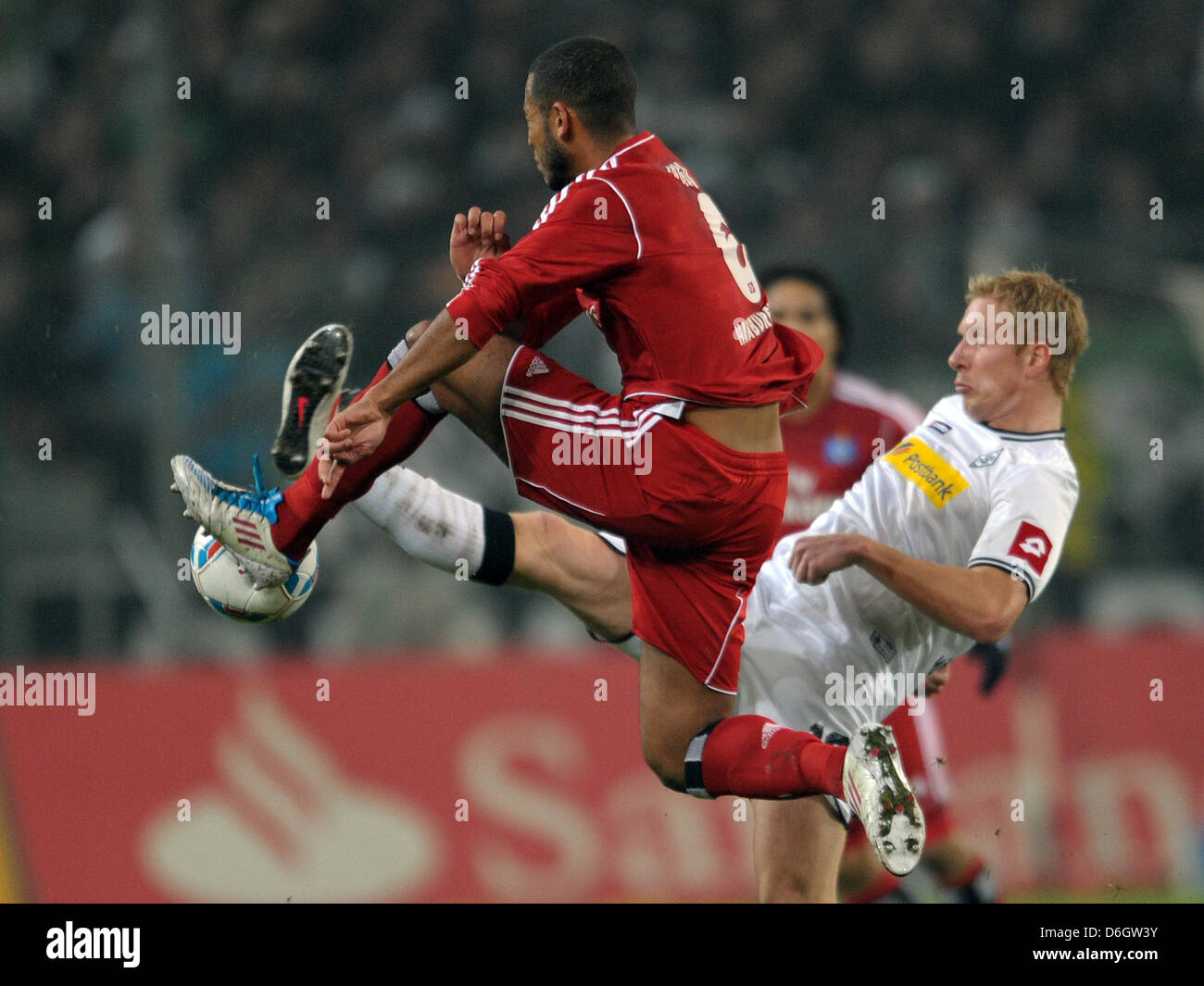 Gladbach Mike Hanke (R) wetteifert um den Ball mit der Hamburger Dennis Aogo in der deutschen Bundesliga-Spiel zwischen Borussia Moenchengladbach und den Hamburger SV im Borussia Park in Mönchengladbach, 24. Februar 2012. Foto: Federico Gambarini Stockfoto