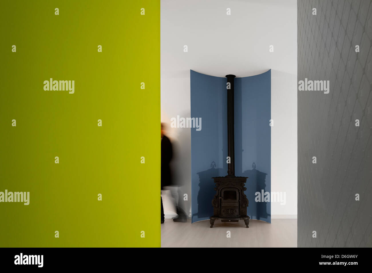 Casa Em Almada, Almada, Portugal. Architekt: Pedro Gadanho, 2012. Holzbefeuerter Ofen mit farbigen Ummantelung und verschwinden fi Stockfoto