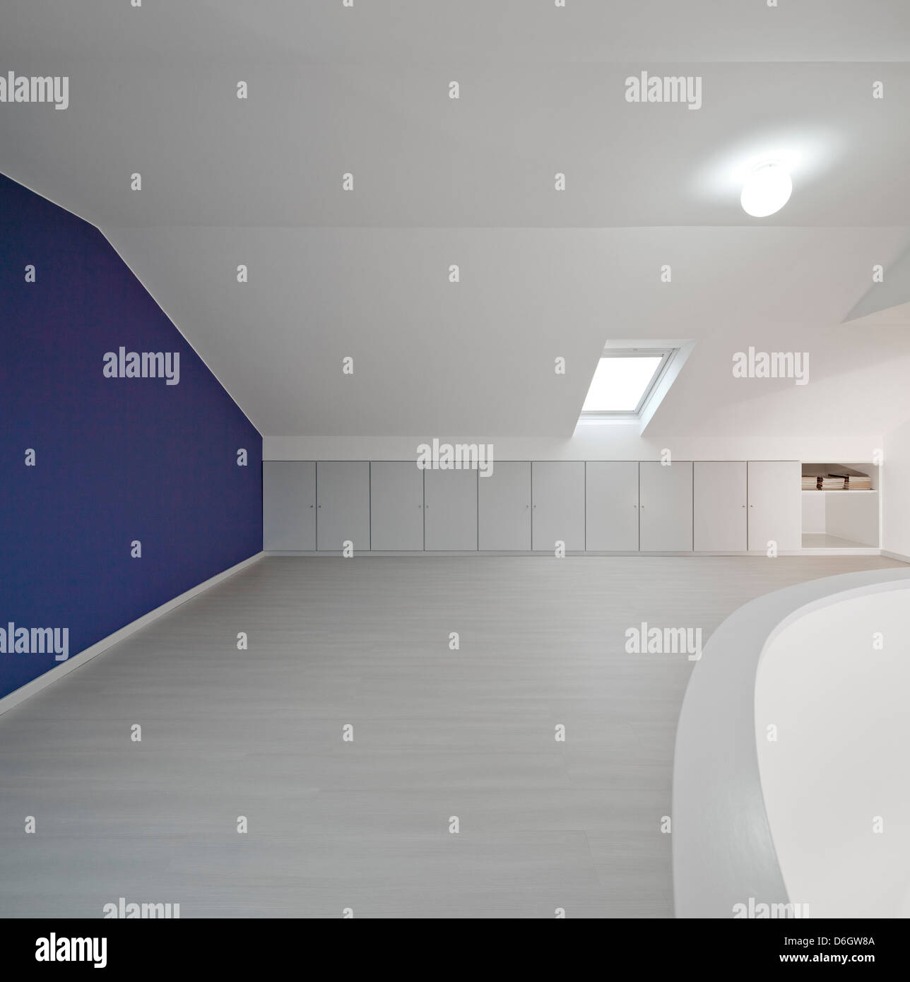Casa Em Almada, Almada, Portugal. Architekt: Pedro Gadanho, 2012. Zimmer mit Satteldach Decke und Einbauschränke. Stockfoto