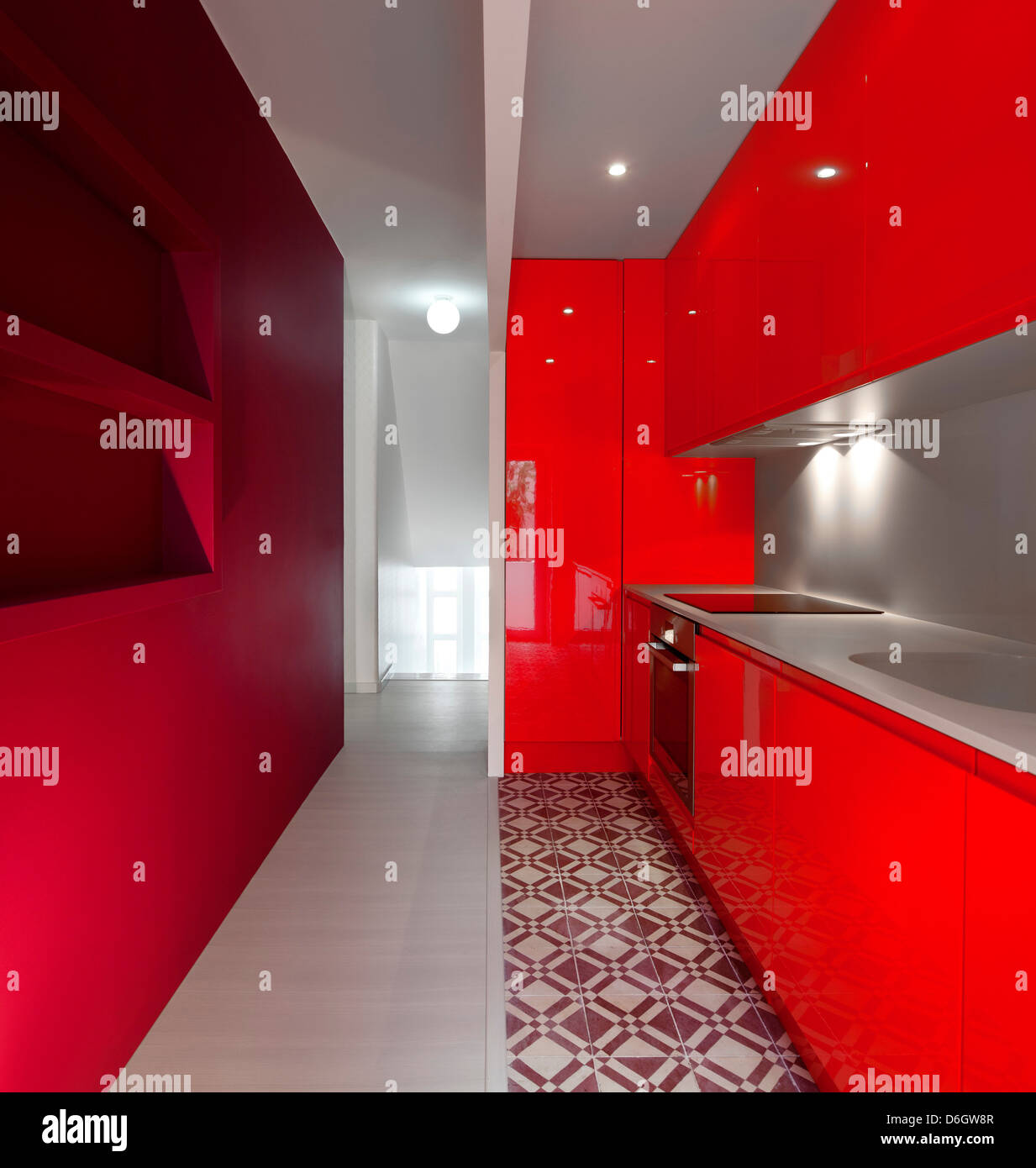 Casa Em Almada, Almada, Portugal. Architekt: Pedro Gadanho, 2012. Blick durch rote farbige maßgeschneiderte Küchenzeile. Stockfoto